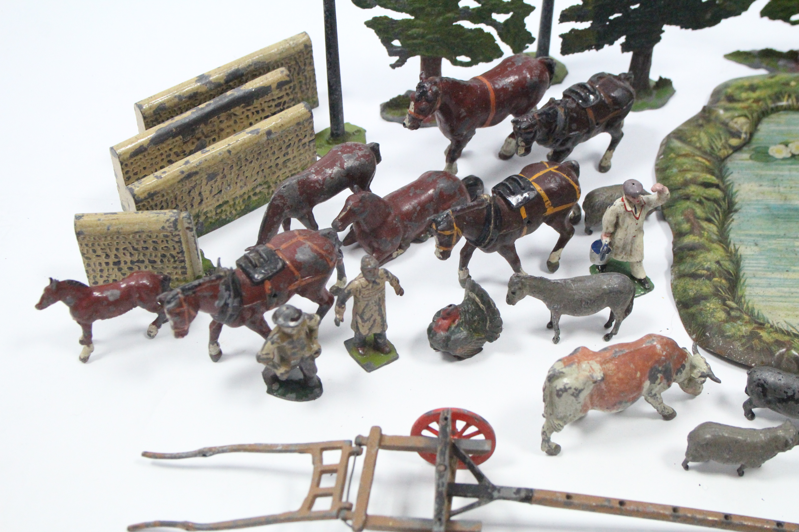 A QUANTITY OF BRITAINS PAINTED LEAD FARM MODELS INCLUDING FARMERS, MACHINER, TREES, ETC., all un- - Image 2 of 6