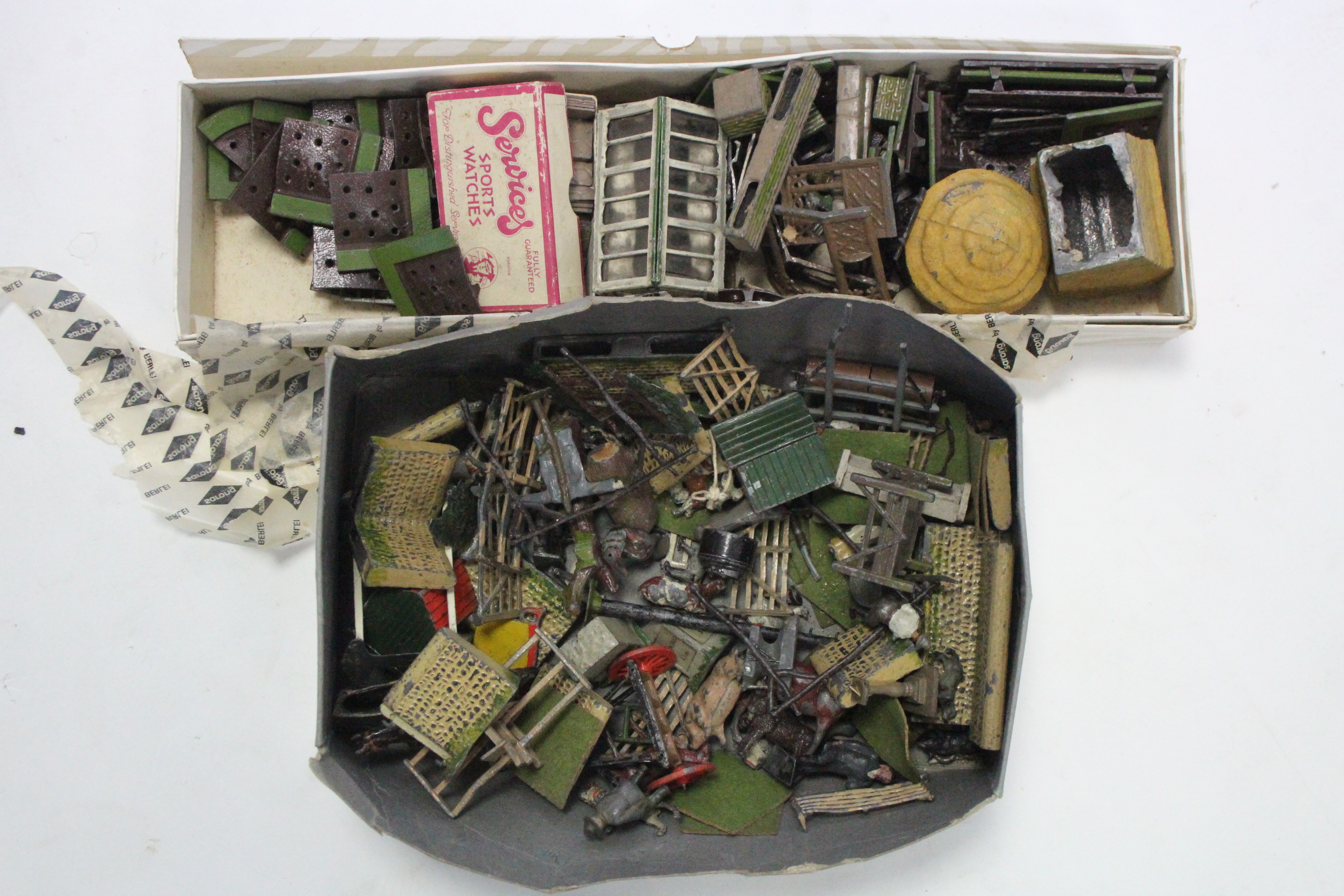 A QUANTITY OF BRITAINS PAINTED LEAD FARM MODELS INCLUDING FARMERS, MACHINER, TREES, ETC., all un- - Image 6 of 6