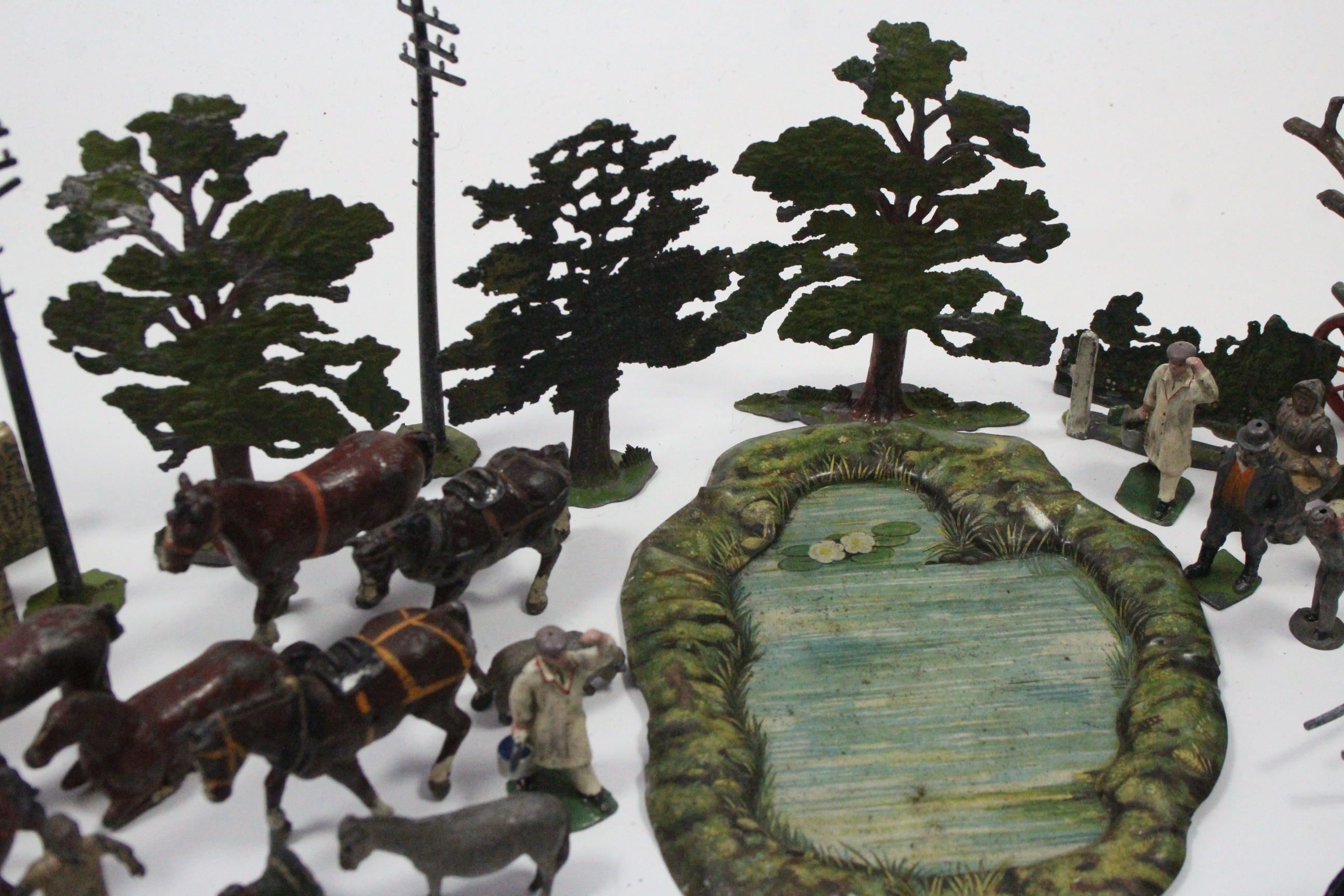 A QUANTITY OF BRITAINS PAINTED LEAD FARM MODELS INCLUDING FARMERS, MACHINER, TREES, ETC., all un- - Image 5 of 6