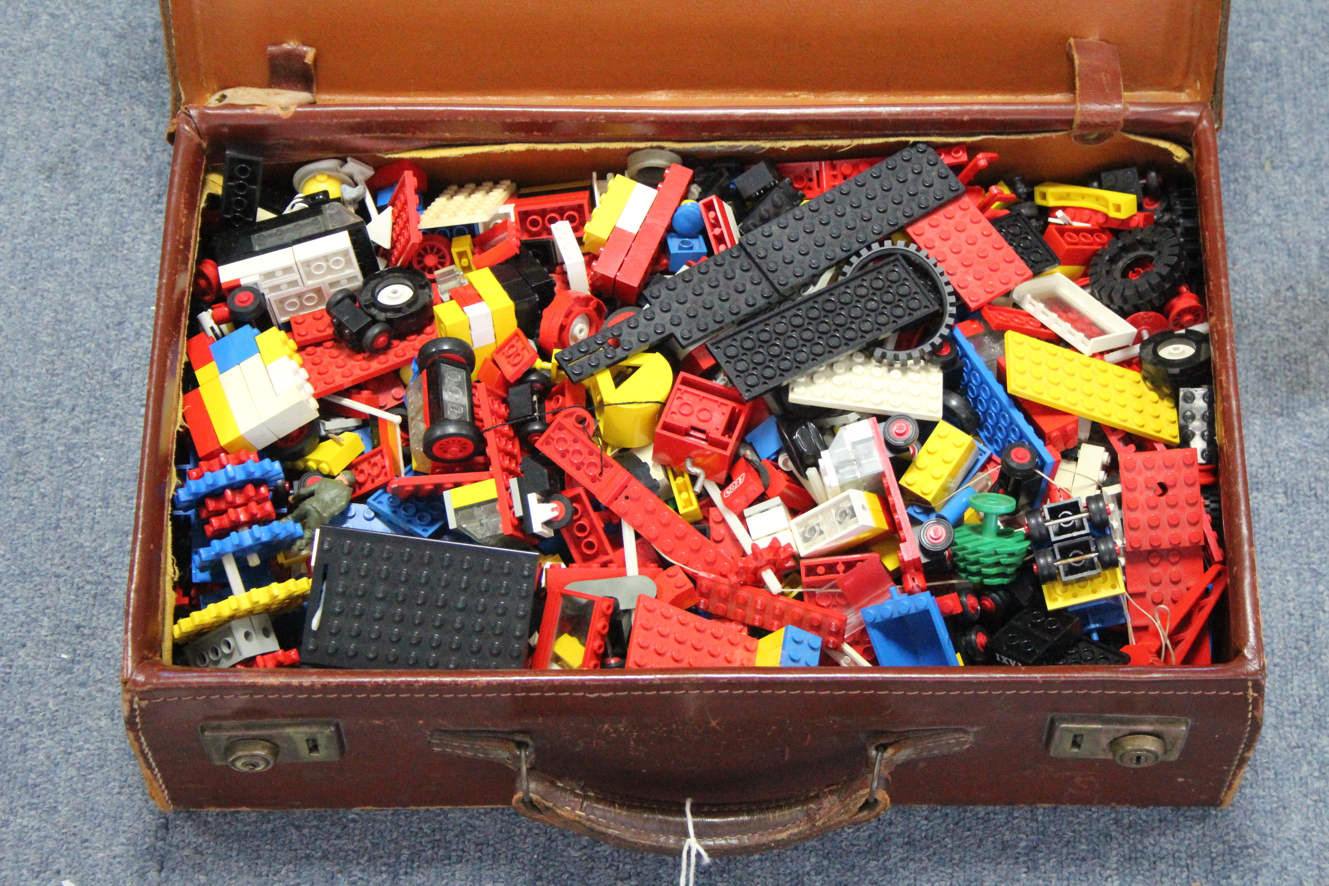 Various items of loose Lego; various buildings blocks & plastic figures, etc. - Image 2 of 2