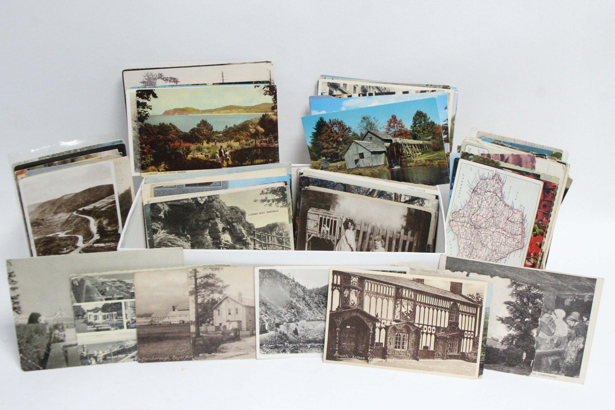 Approximately two hundred loose postcards, early-late 20th century – British & foreign views, etc.