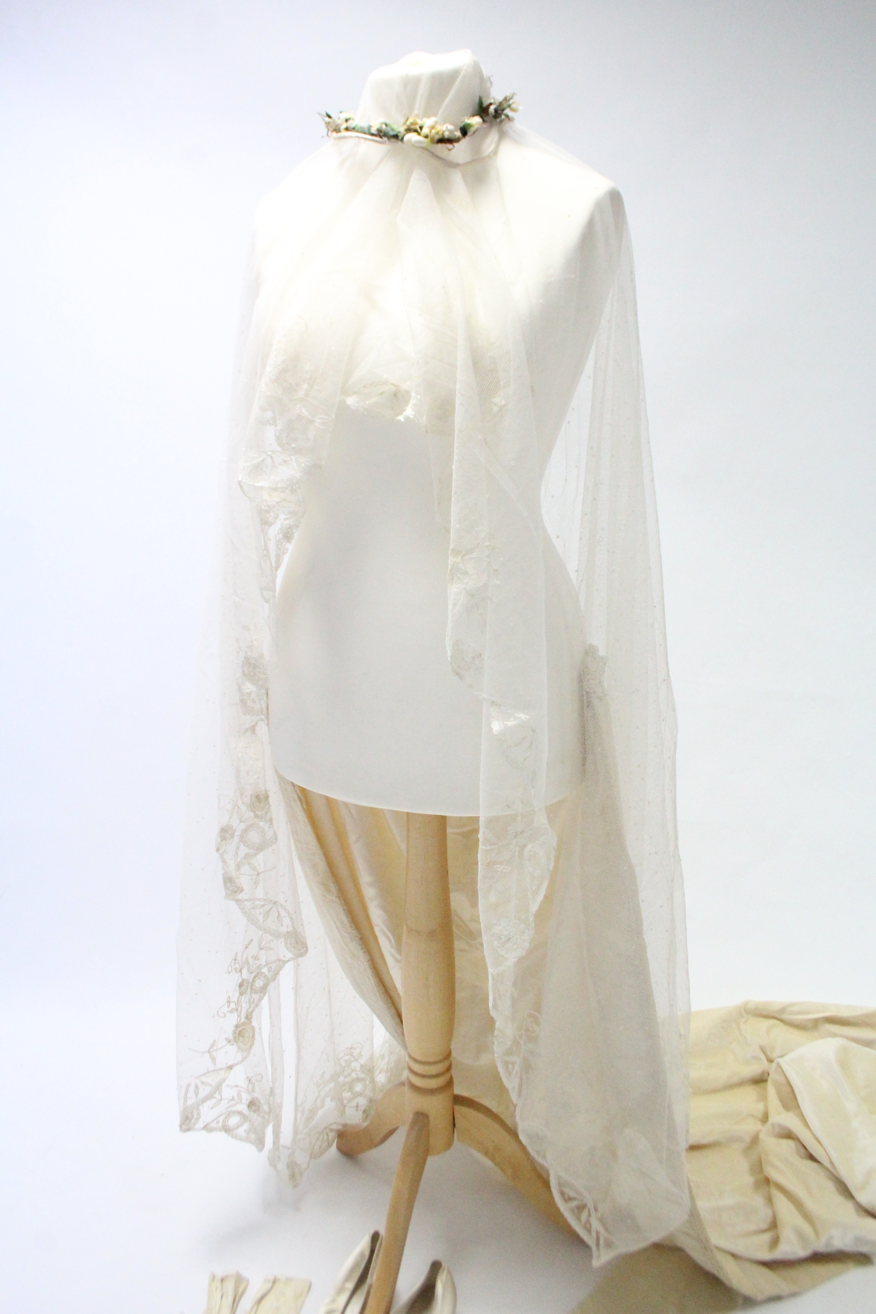 An early 20th century cream wedding outfit comprising a train, veil, headdress, pair of gloves, pair - Image 3 of 5