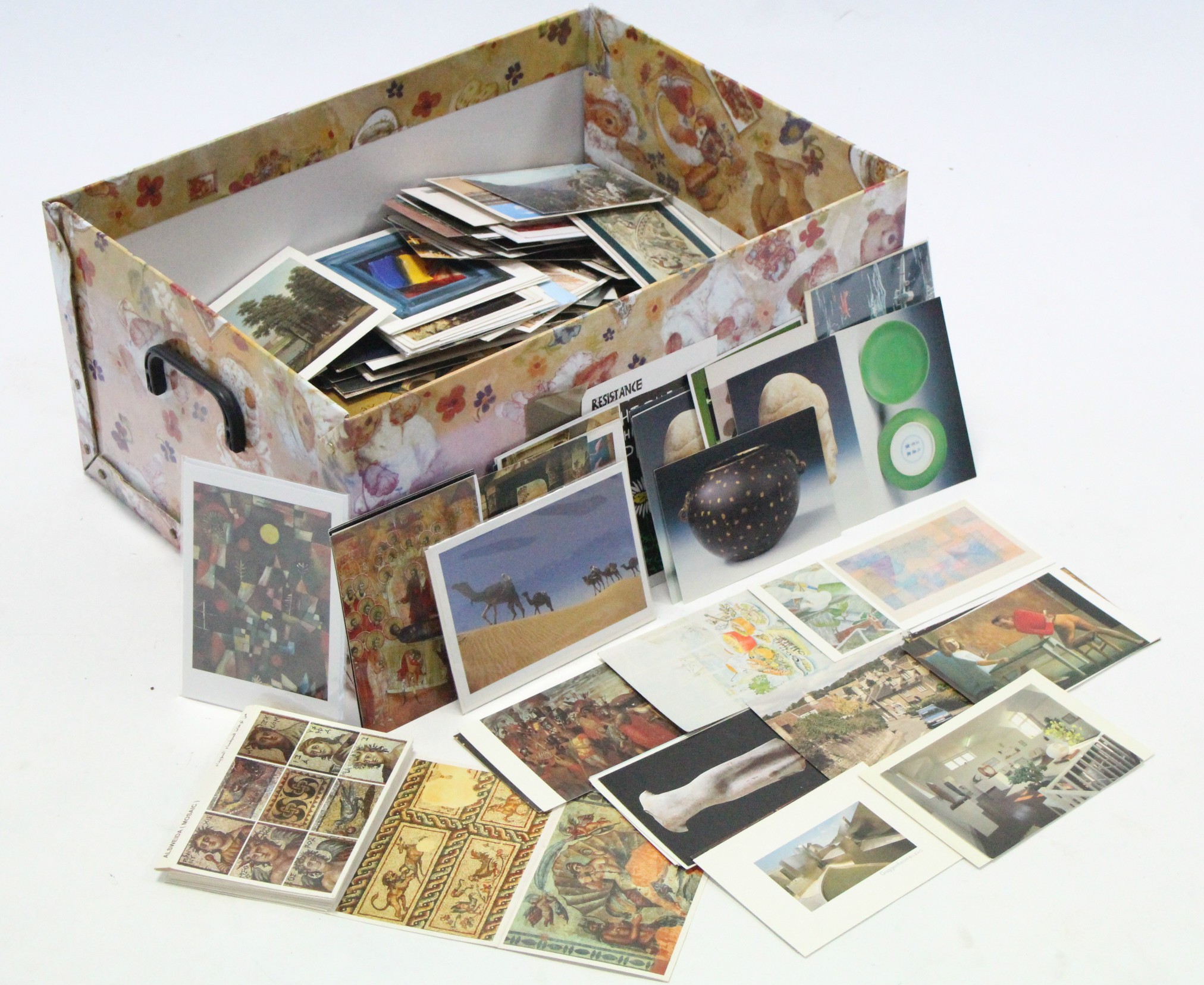 Approximately six hundred loose postcards, late 20th century.