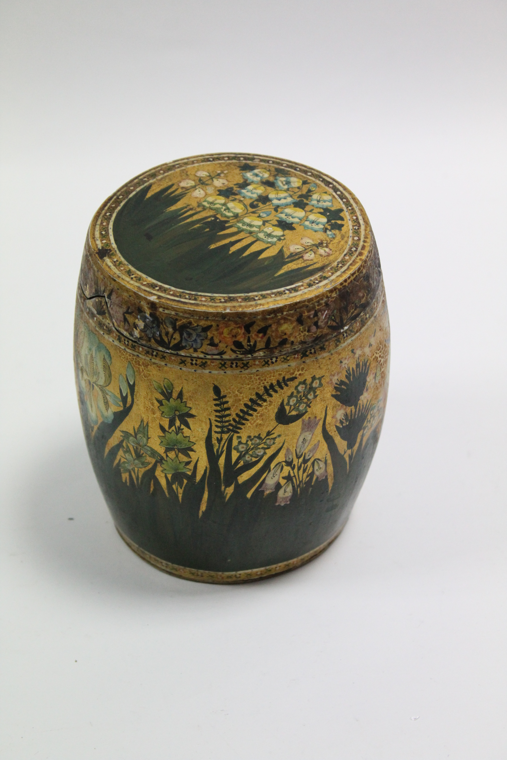 An Oriental green & gilt decorated papier maché barrel-shaped box with removable lid, painted with - Image 2 of 5