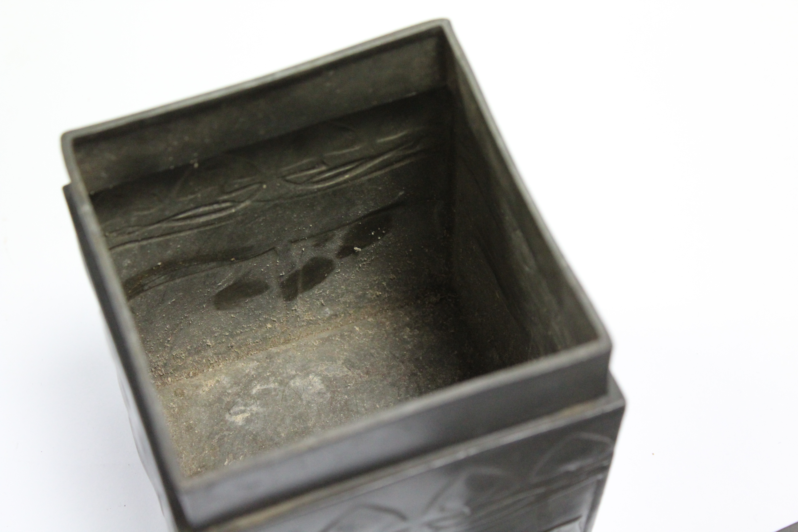 A Liberty ‘Tudric’ pewter square box with flat cover, the sides with stylised foliate decoration - Bild 4 aus 6