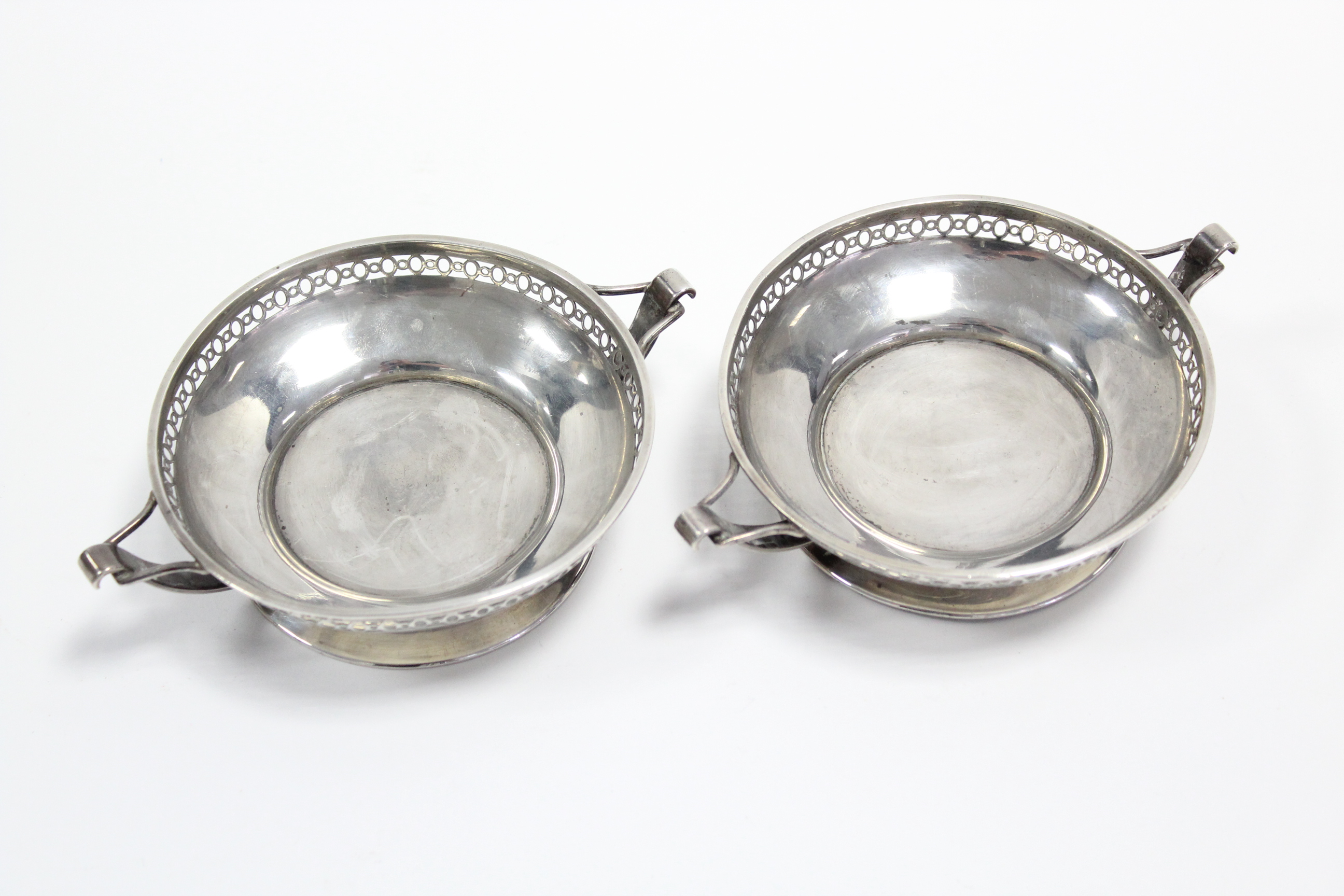 A pair of George V circular shallow two-handled sweetmeat dishes, each with pierced rim & on - Bild 3 aus 3