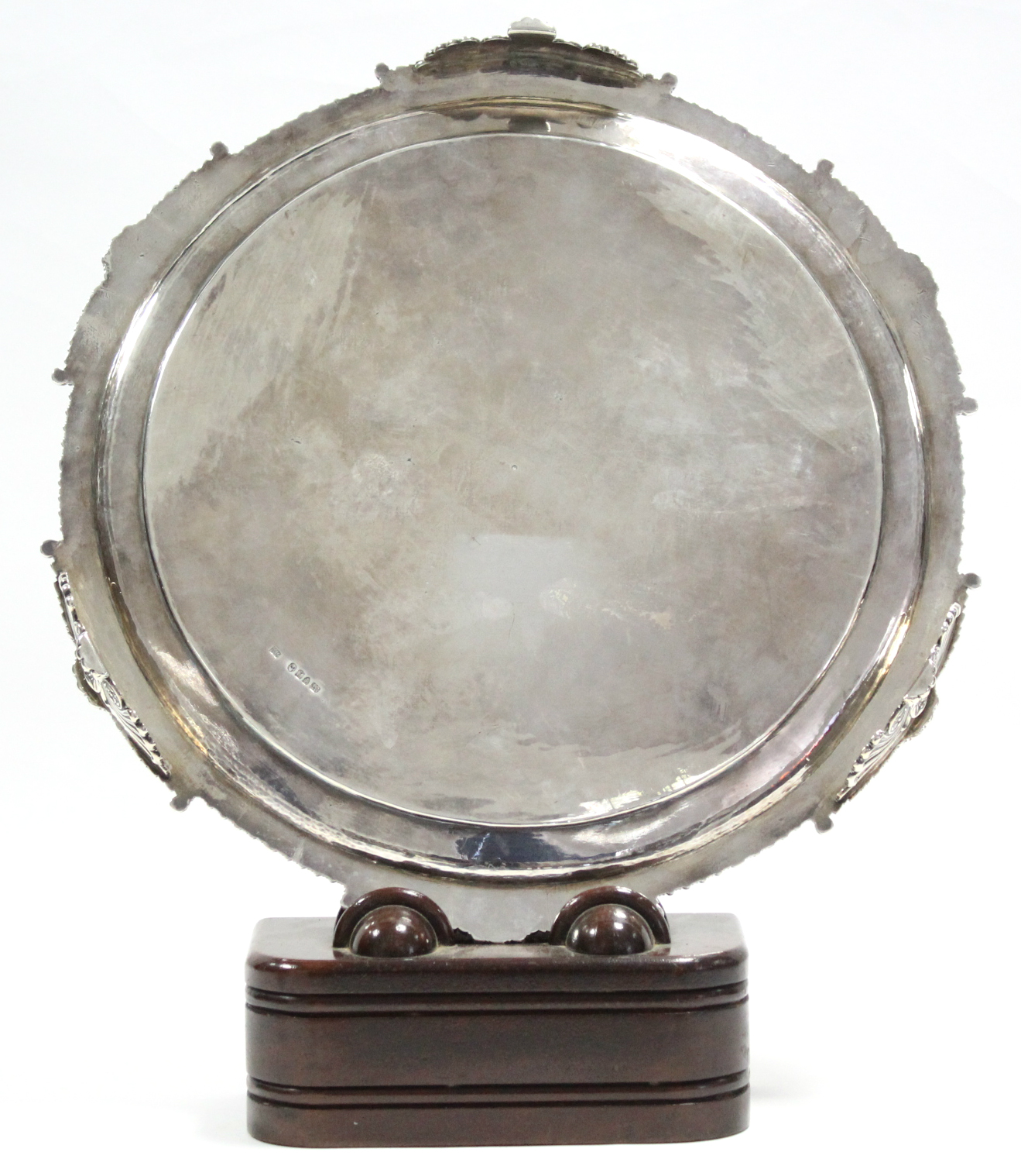 A GEORGE III CIRCULAR SALVER with gadrooned shell & leaf-scroll border, engraved armorial to the - Bild 2 aus 5