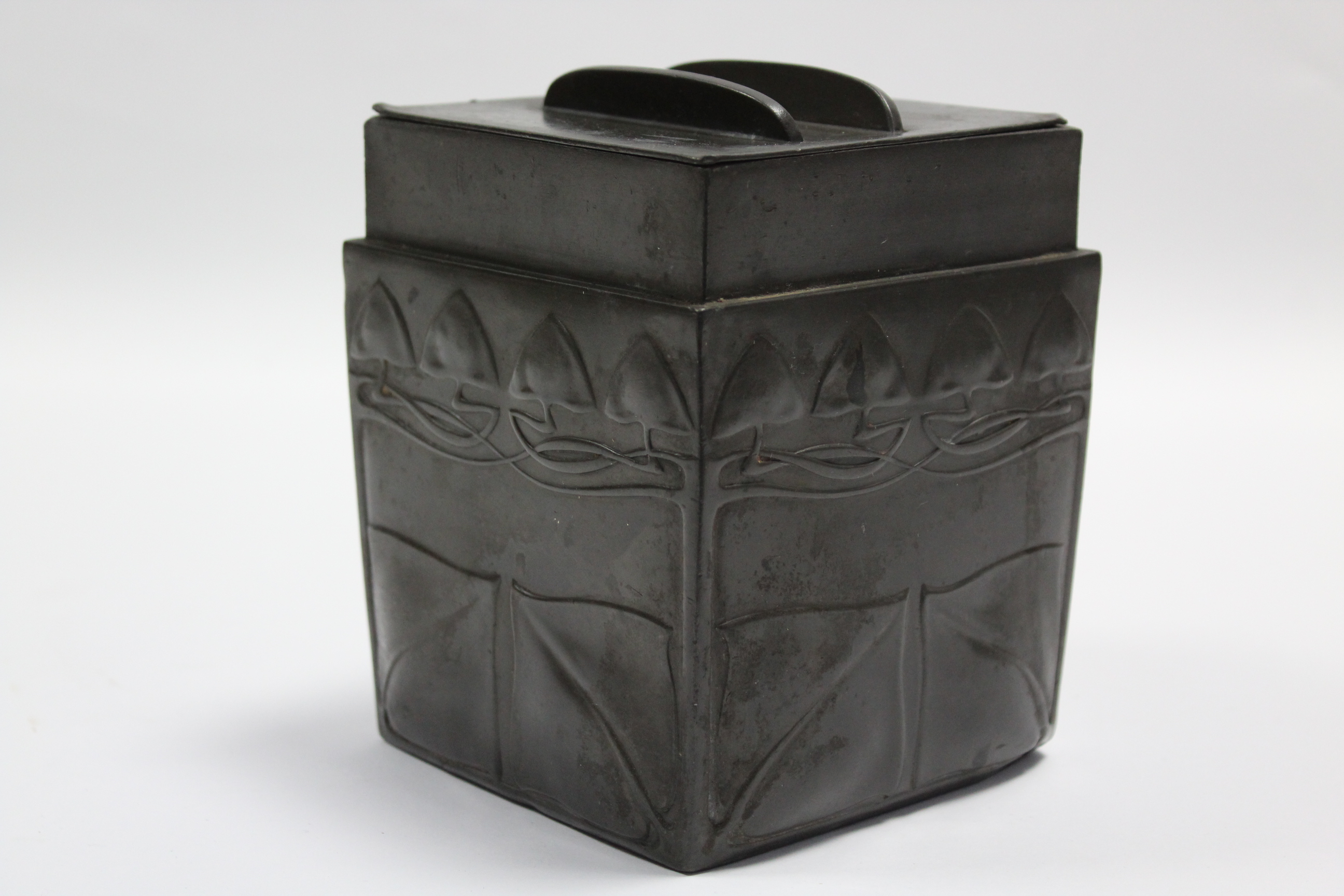 A Liberty ‘Tudric’ pewter square box with flat cover, the sides with stylised foliate decoration - Bild 2 aus 6