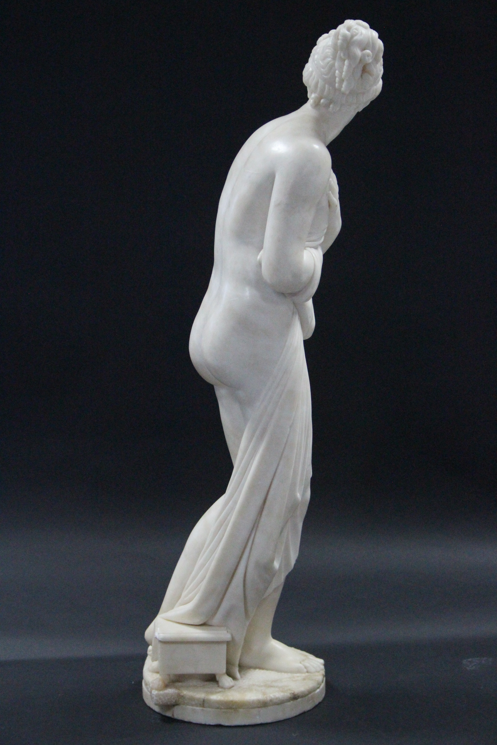 A 19th century WHITE MARBLE SCULPTURE OF THE VENUS ITALICA, after the antique, on flat circular - Image 4 of 4