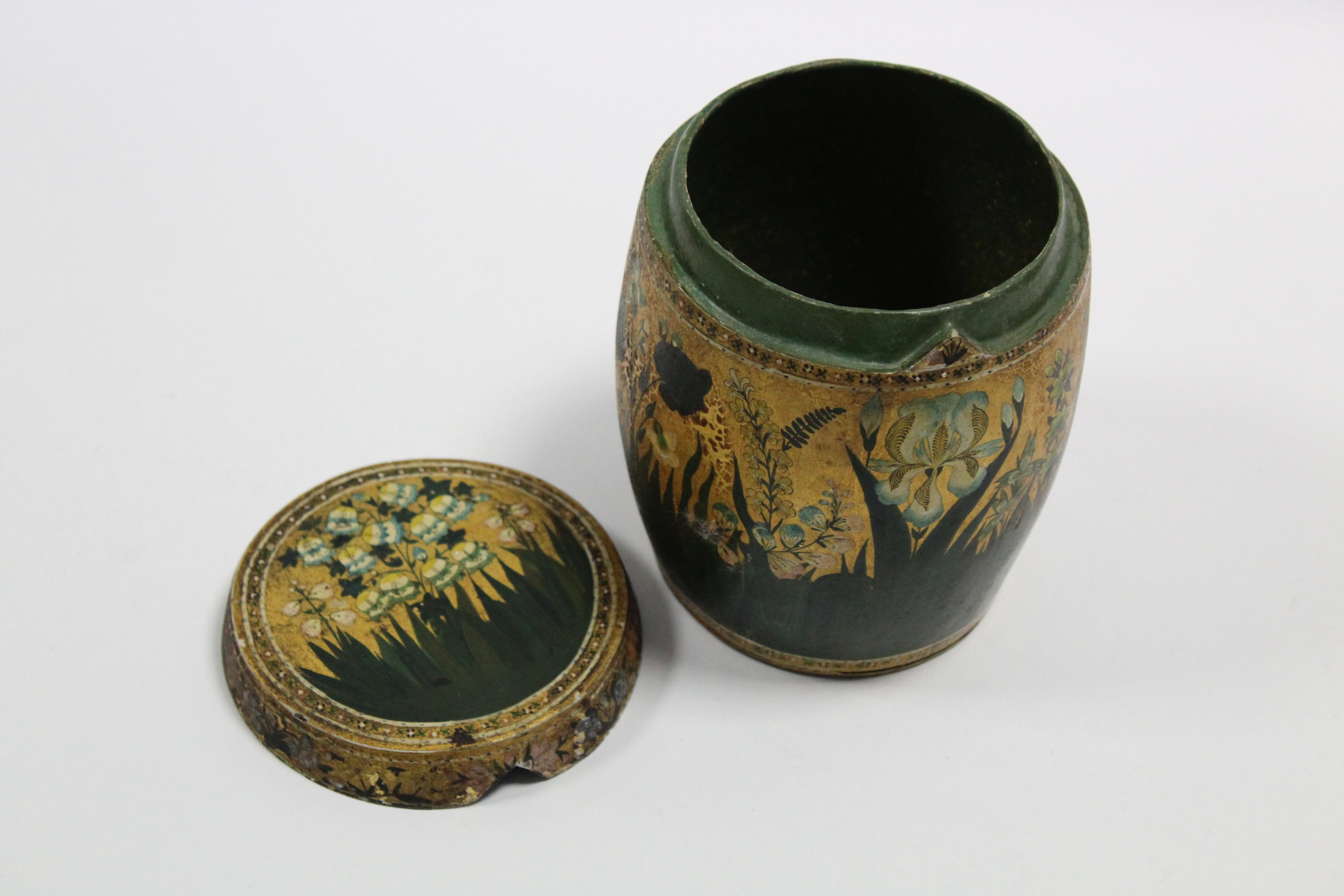 An Oriental green & gilt decorated papier maché barrel-shaped box with removable lid, painted with - Image 3 of 5