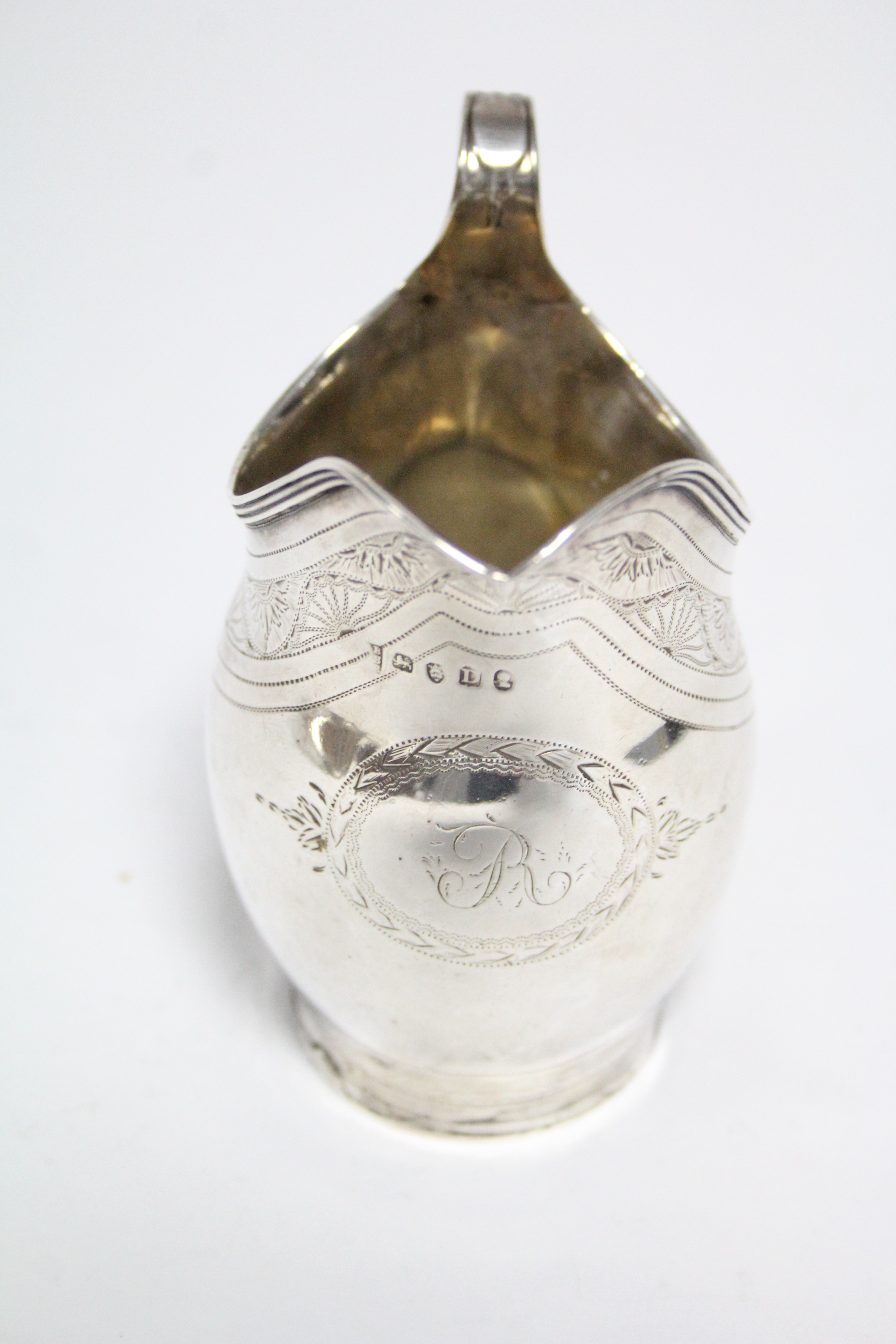 A George III upright ovoid milk jug with engraved decorative bands, reeded rim, & loop handle, 4¼” - Bild 2 aus 3