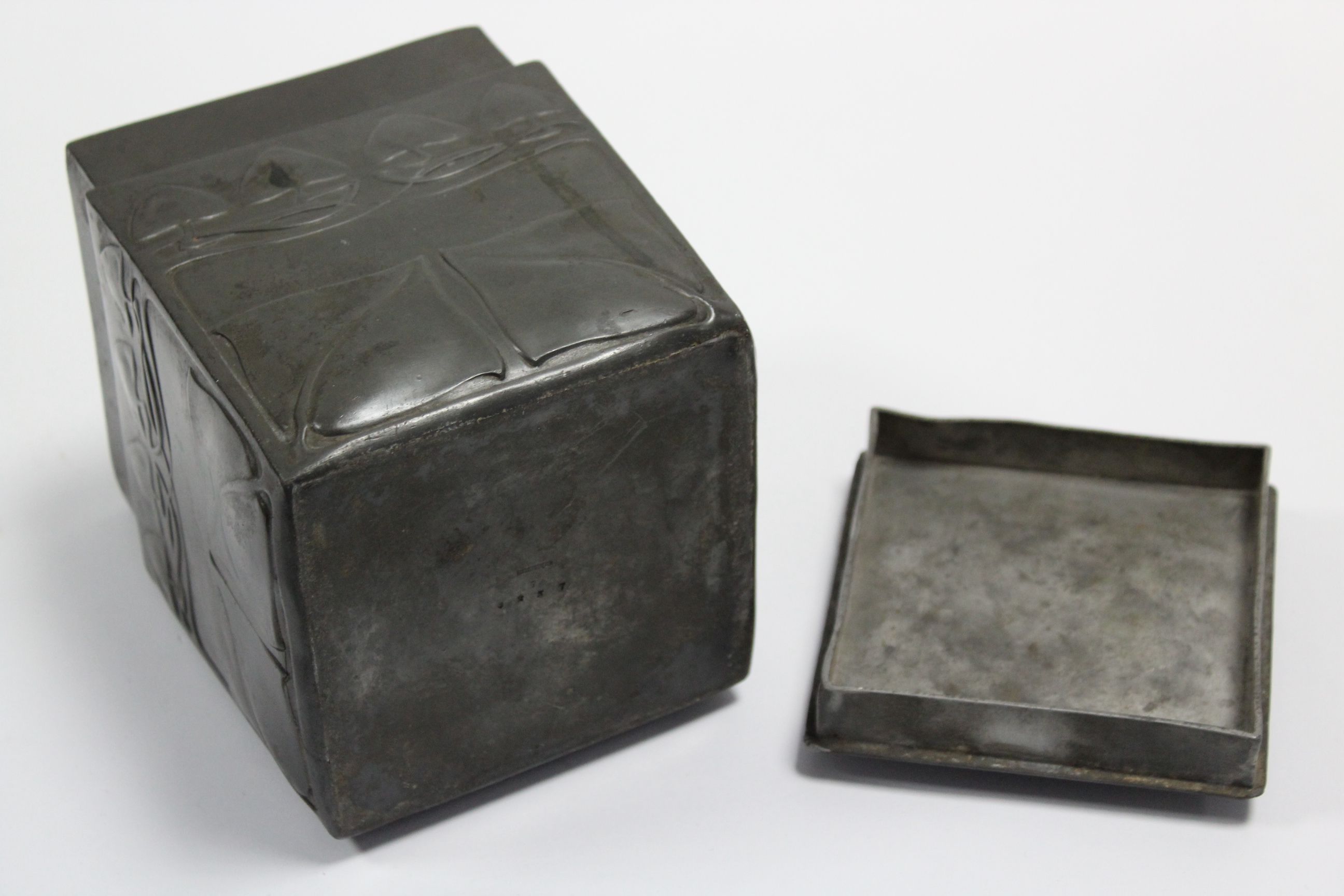 A Liberty ‘Tudric’ pewter square box with flat cover, the sides with stylised foliate decoration - Bild 5 aus 6