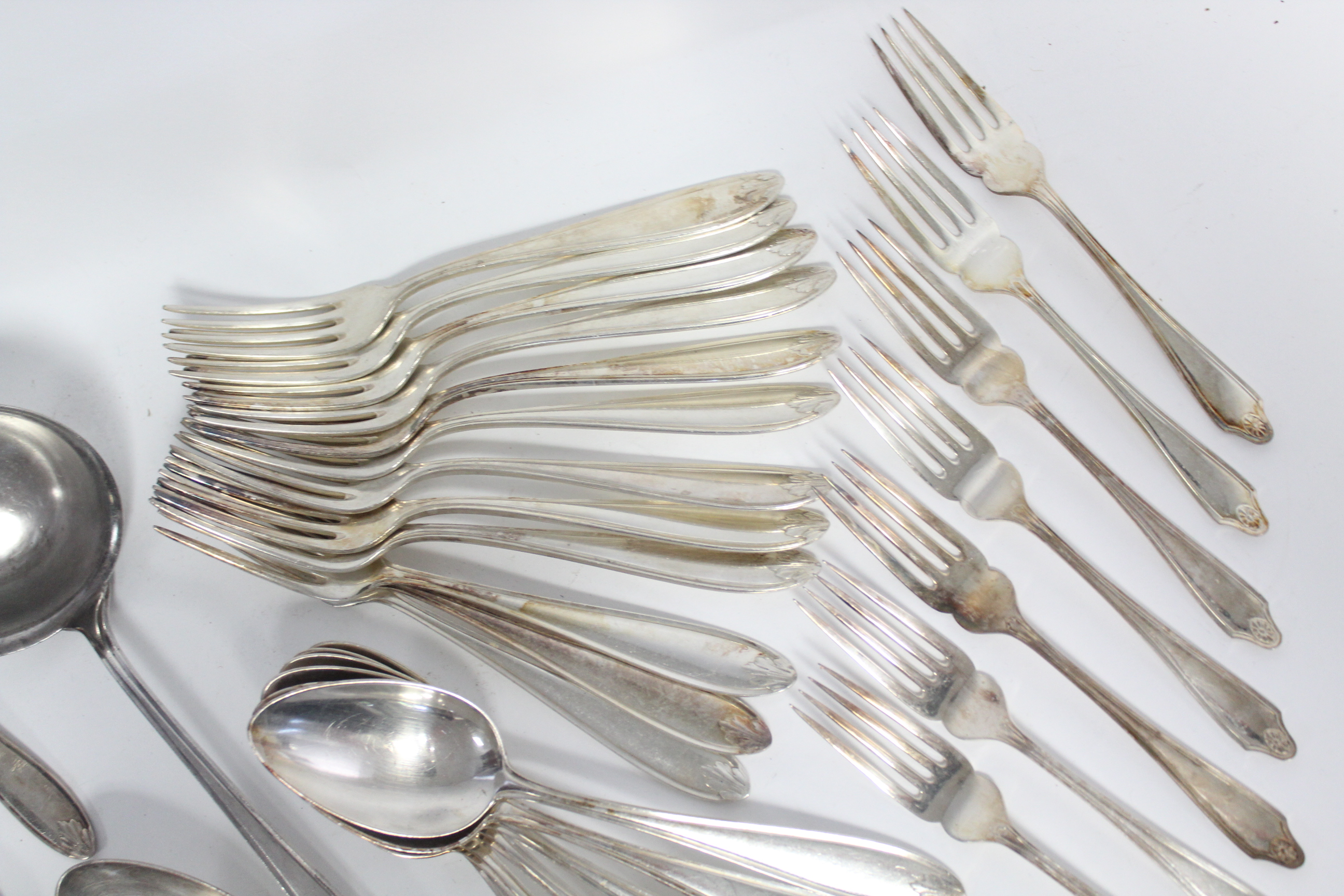 A part-service of WMF flatware & cutlery with leaf terminals, comprising: twelve table spoons; - Bild 2 aus 3