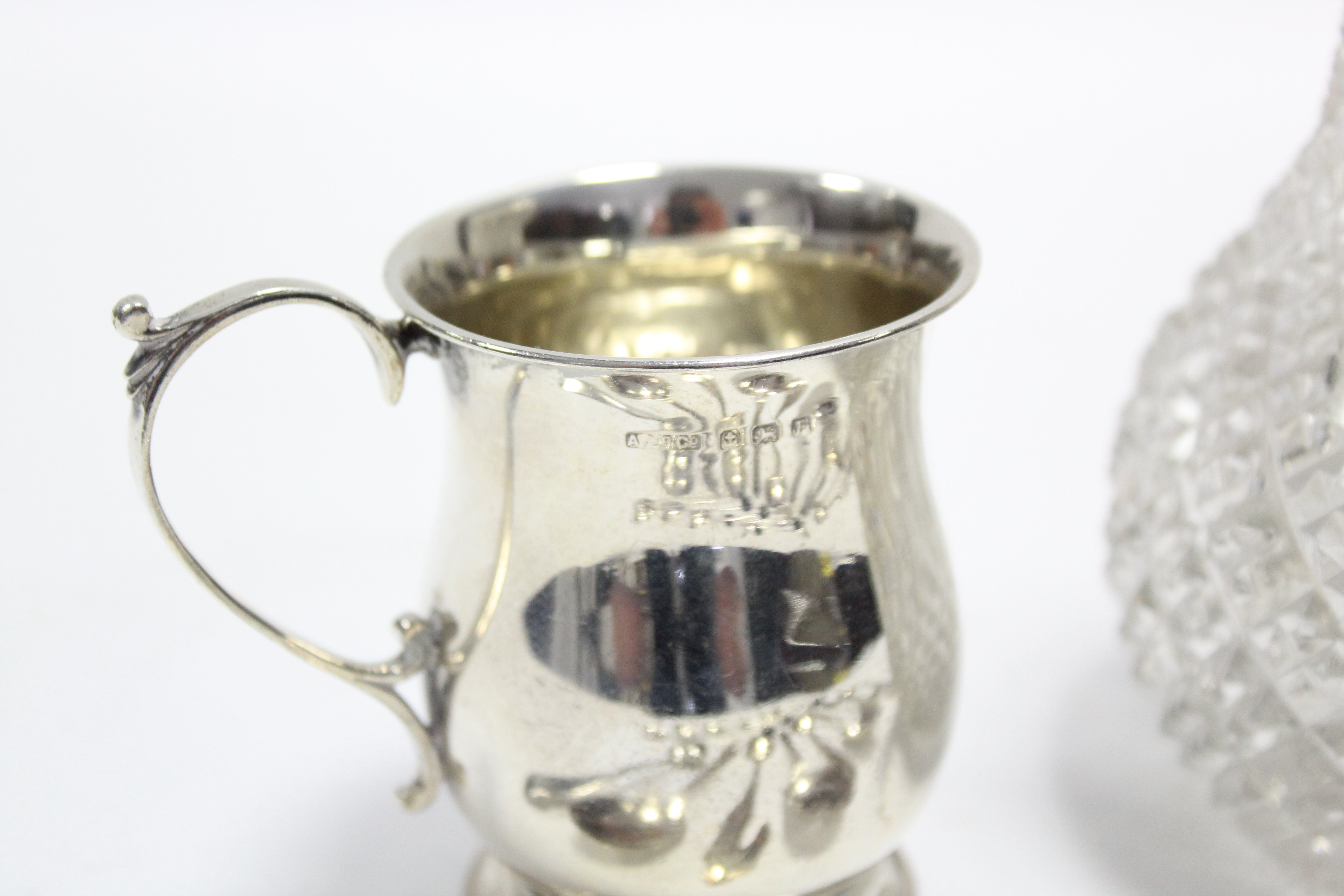 A baluster-shaped christening mug, Birmingham 1930; a silver-topped cut glass sugar castor (w.a. - Bild 2 aus 4