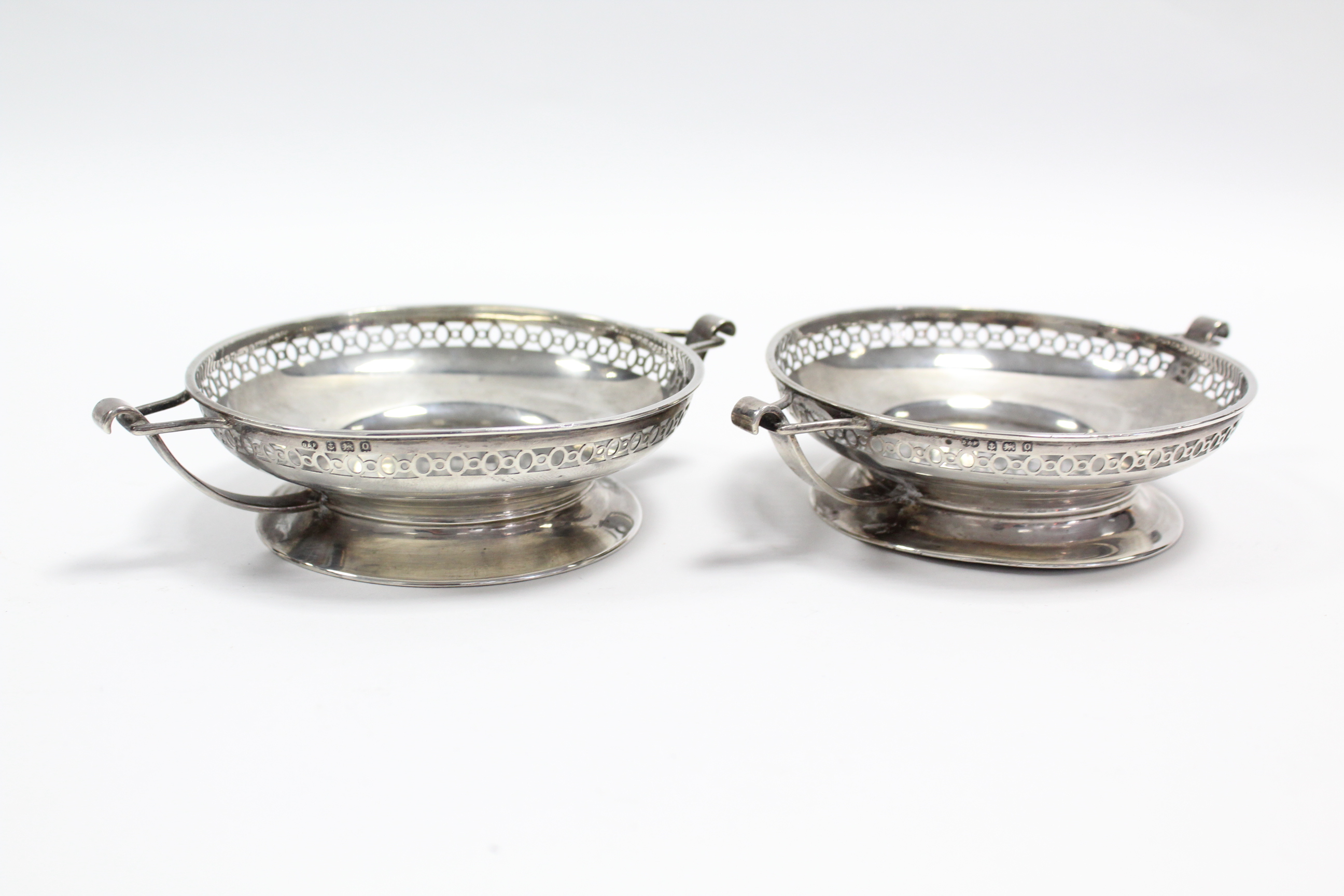 A pair of George V circular shallow two-handled sweetmeat dishes, each with pierced rim & on - Bild 2 aus 3