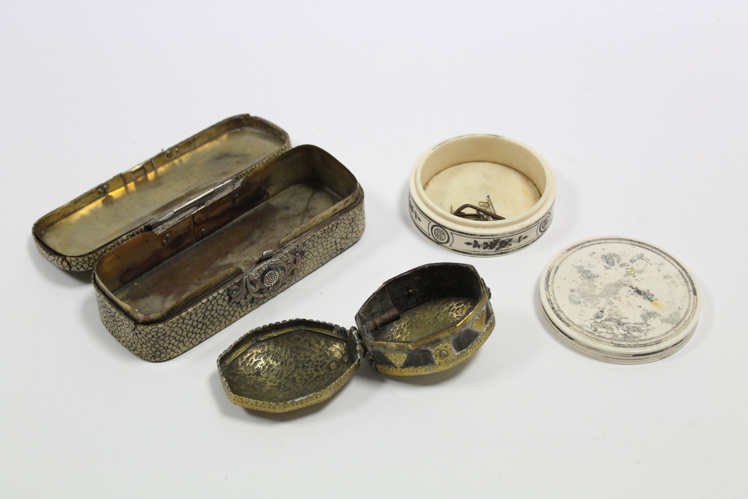 An 18th century Shagreen rectangular box with rounded ends, pierced & engraved strapwork to the - Image 2 of 2