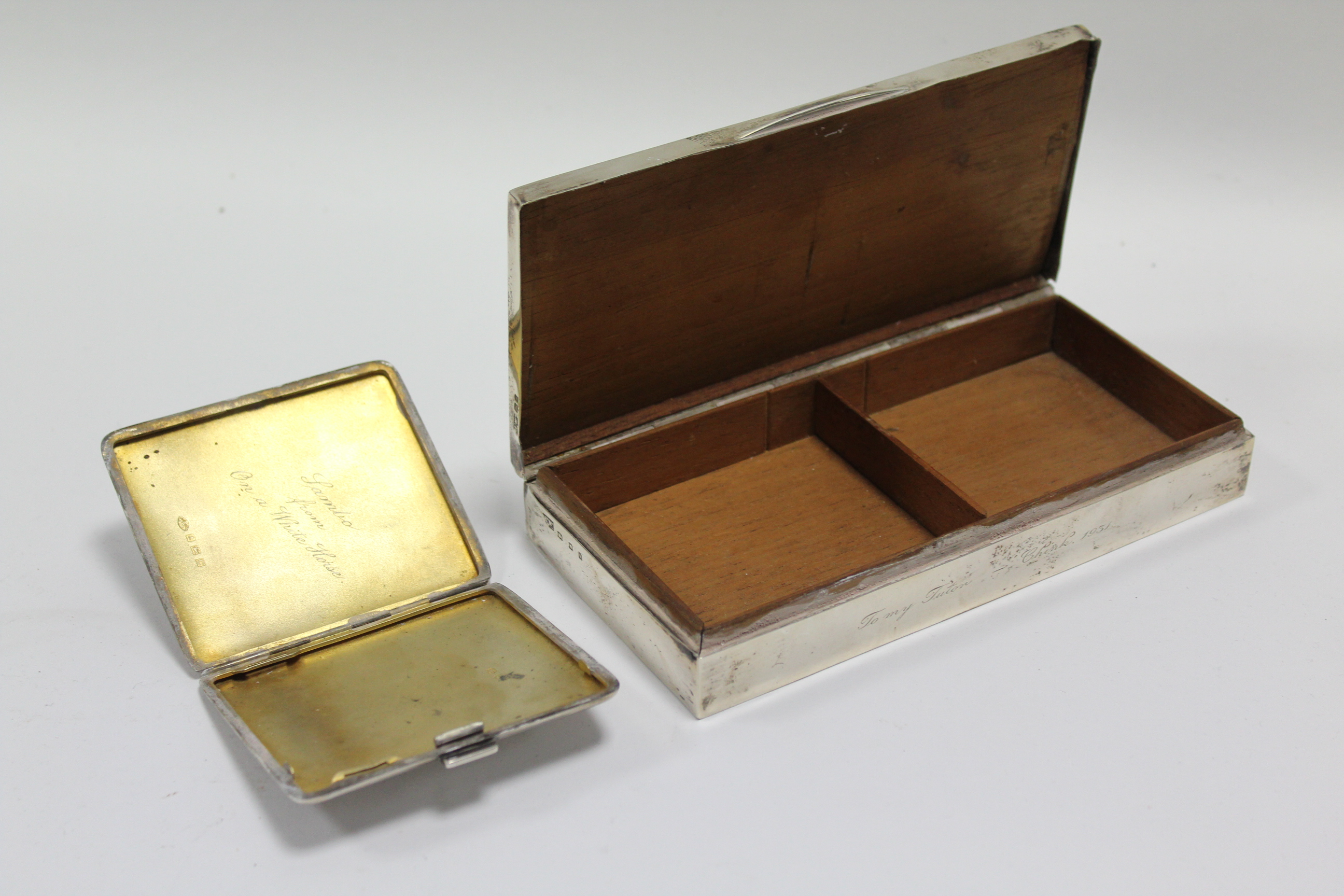 A rectangular cigarette box with art deco style engine-turned hinged lid, 4“ wide, London 1931; & a - Bild 3 aus 3
