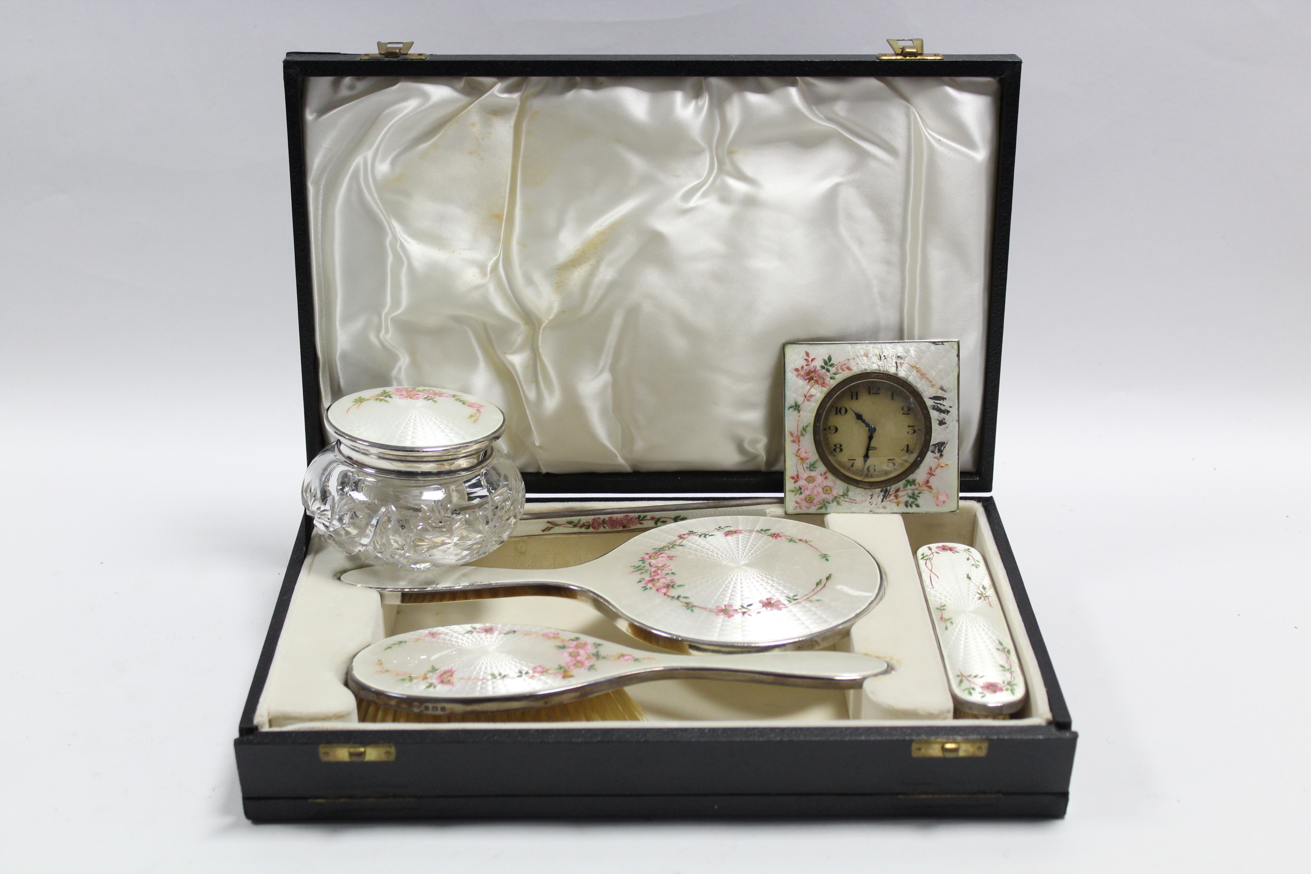 A four-piece dressing table set with guilloche enamel decoration of pink flowers on a pearl - Bild 4 aus 4