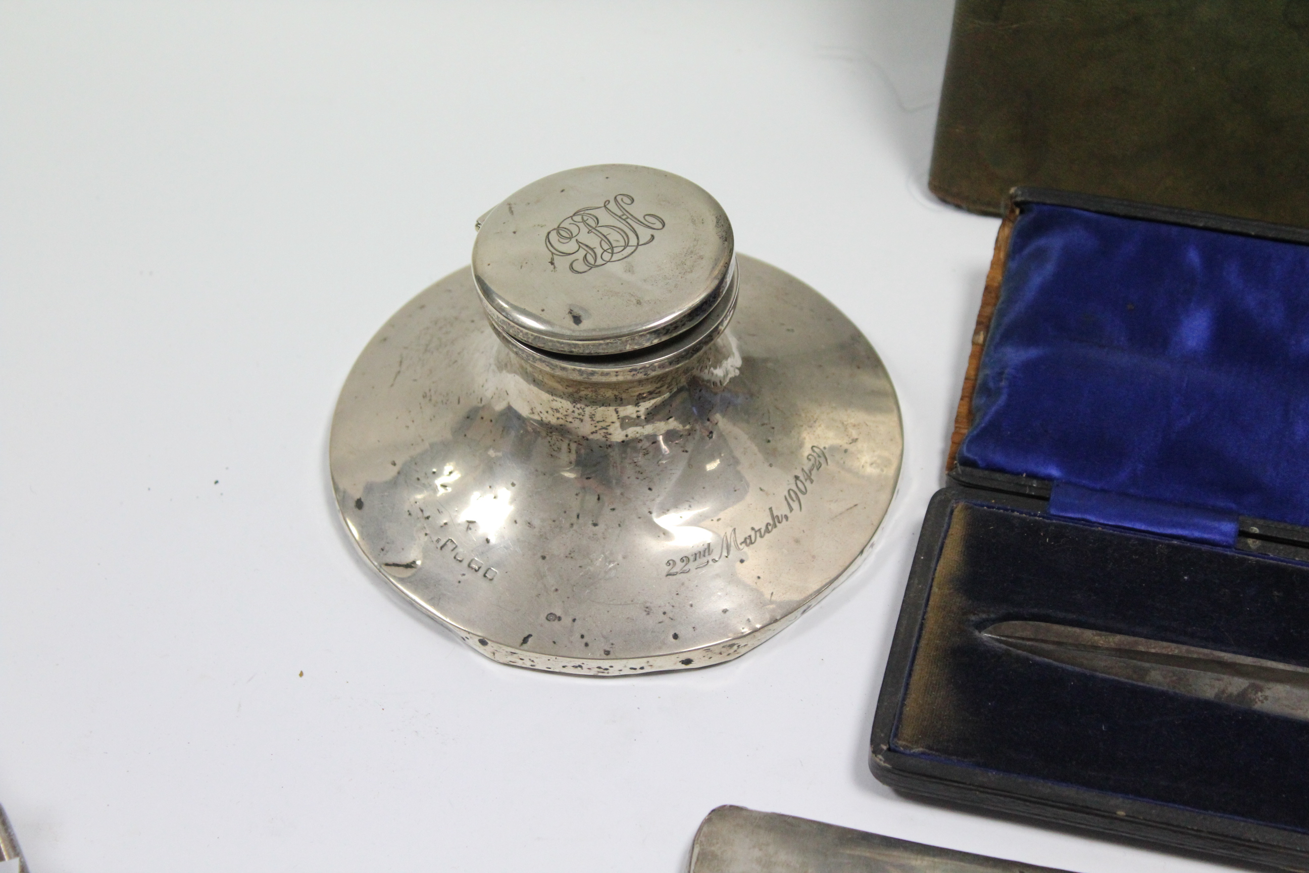 A capstan inkwell with engraved inscription; a silver-mounted large rectangular leather blotter - Bild 2 aus 7
