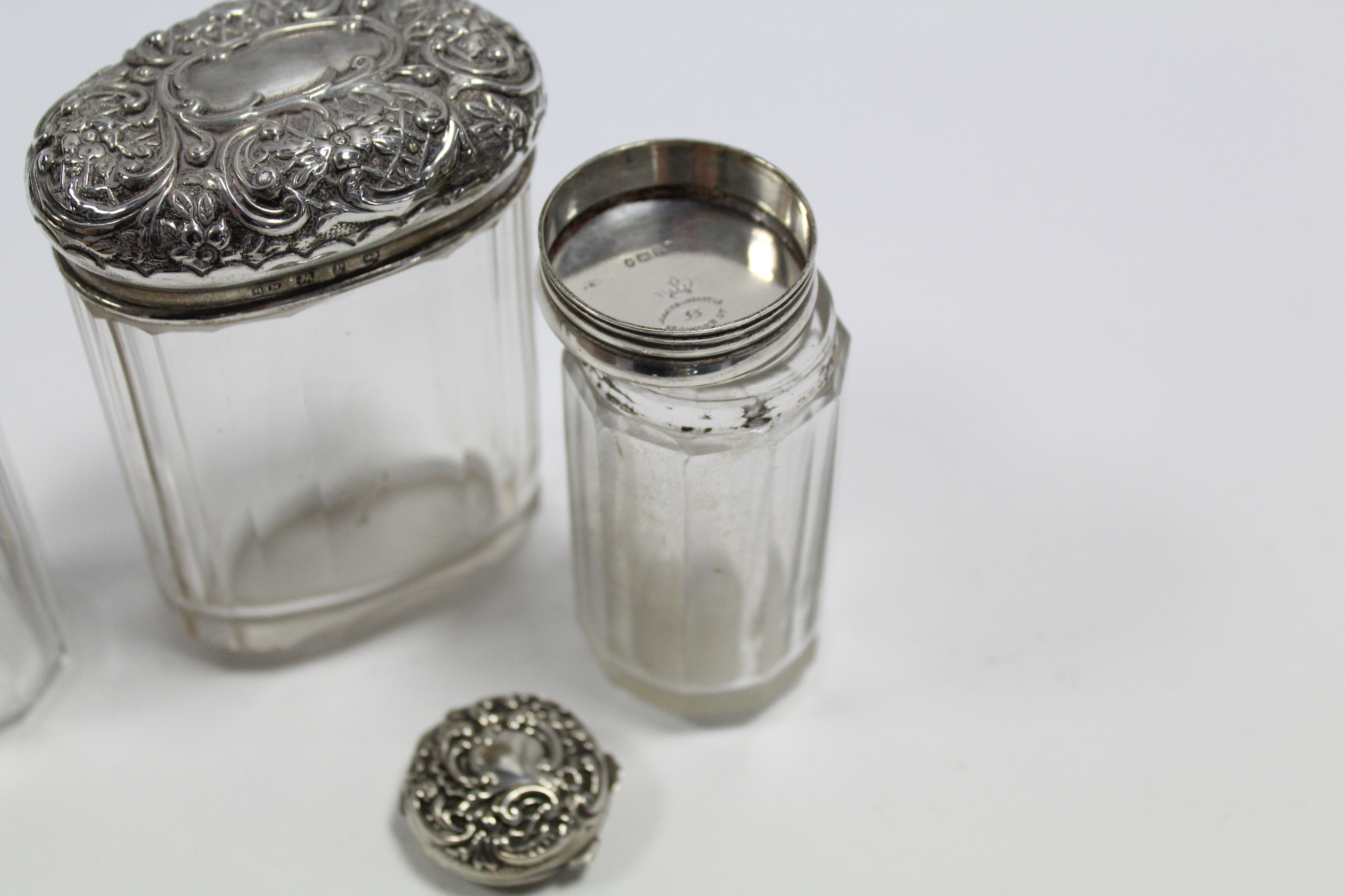 An Edwardian circular pill box with embossed hinged lid, Birmingham 1902; & four cut glass - Bild 4 aus 4