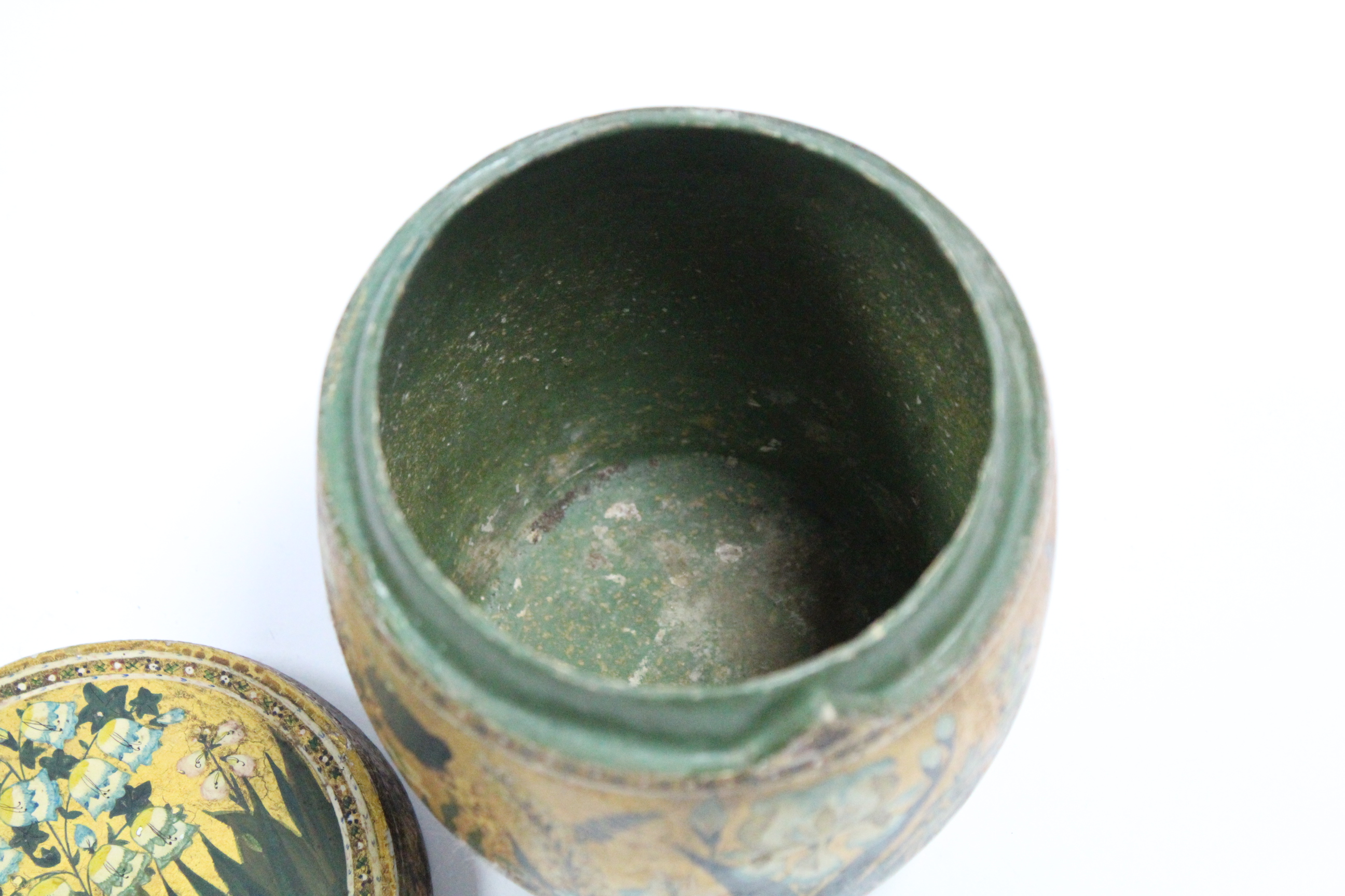 An Oriental green & gilt decorated papier maché barrel-shaped box with removable lid, painted with - Image 5 of 5