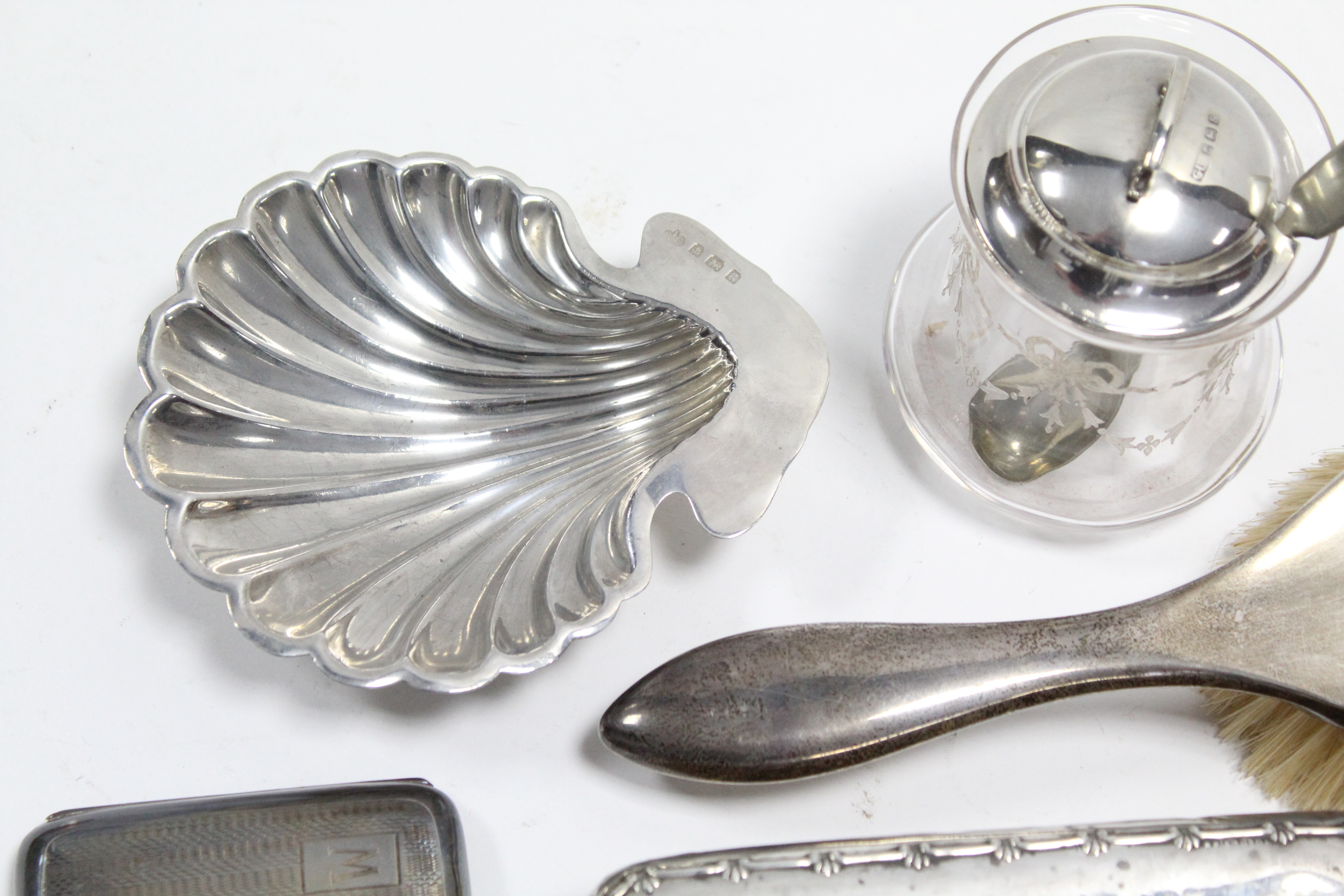 36. An Edwardian scallop-shell dish, 5¼” wide, Birmingham 1906; a cheroot case; pair of napkin - Bild 2 aus 3