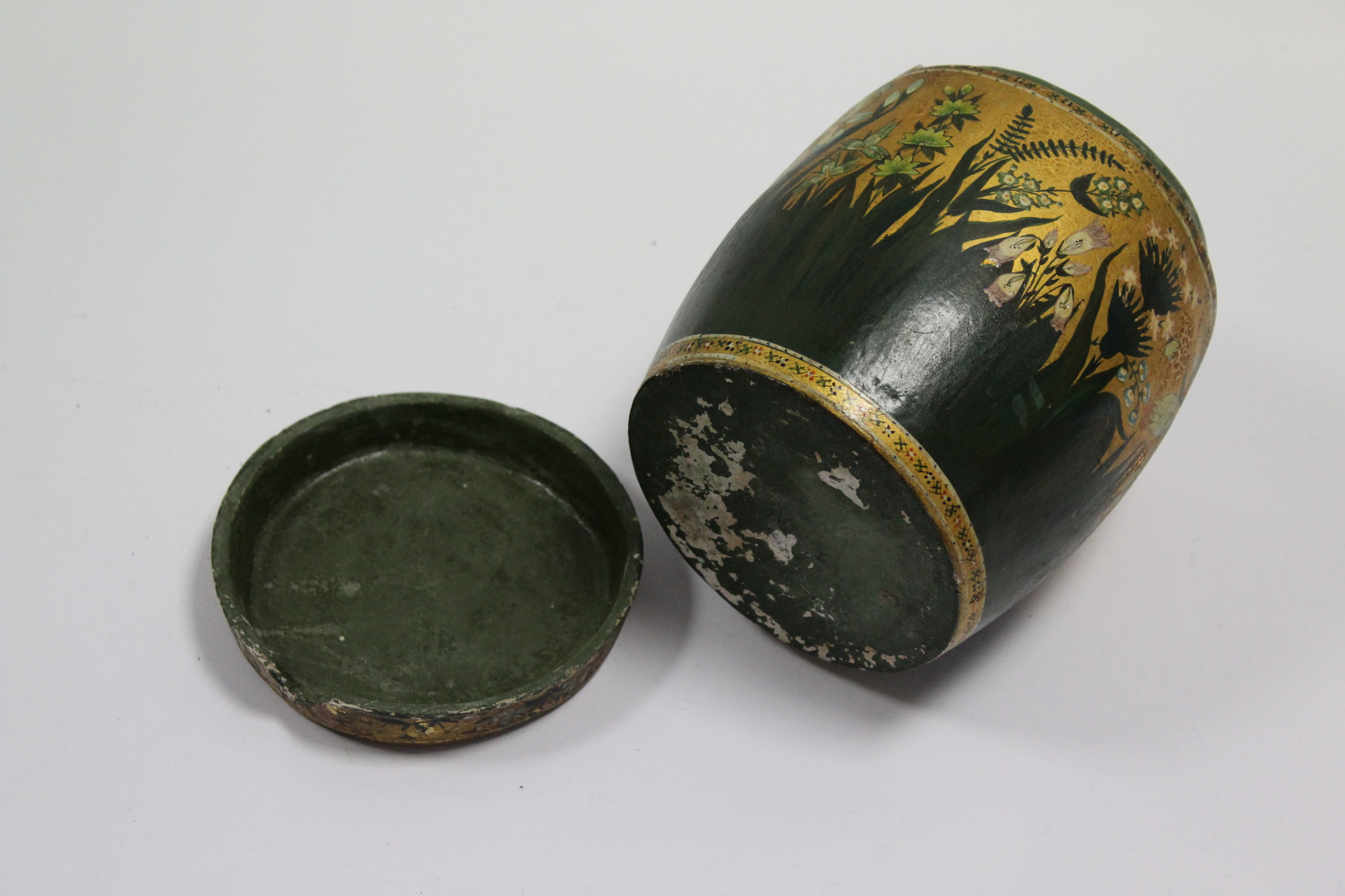 An Oriental green & gilt decorated papier maché barrel-shaped box with removable lid, painted with - Image 4 of 5