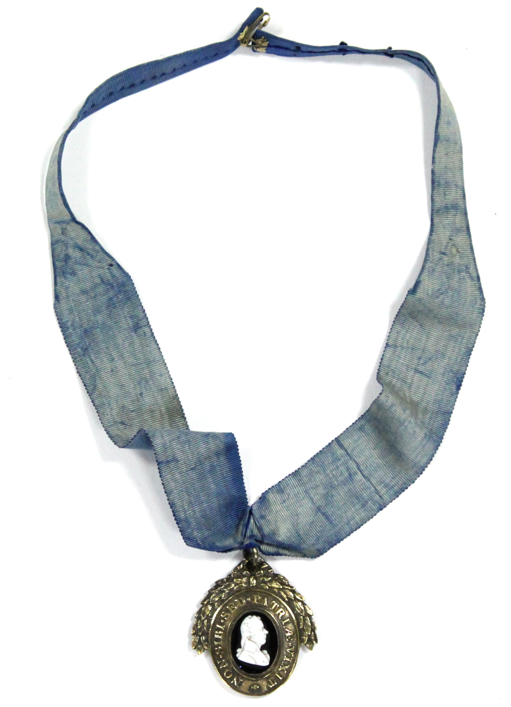 A 19th century London Pitt Club member’s badge, the silver-gilt oval medal inset “Tassie” glass - Bild 3 aus 3