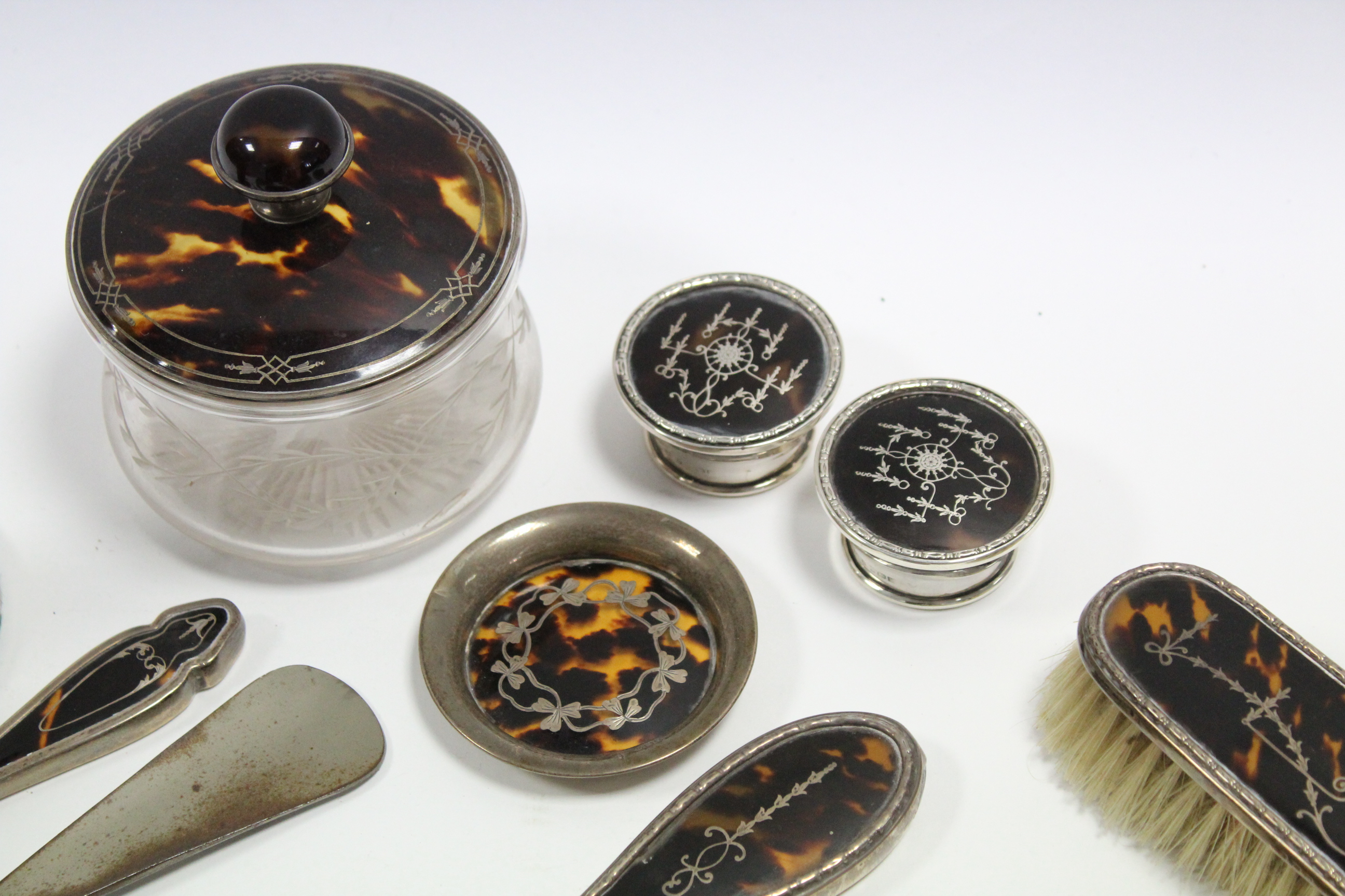 An Edwardian silver-inlaid tortoiseshell hand mirror, pair of matching clothes brushes, & hair - Bild 3 aus 4