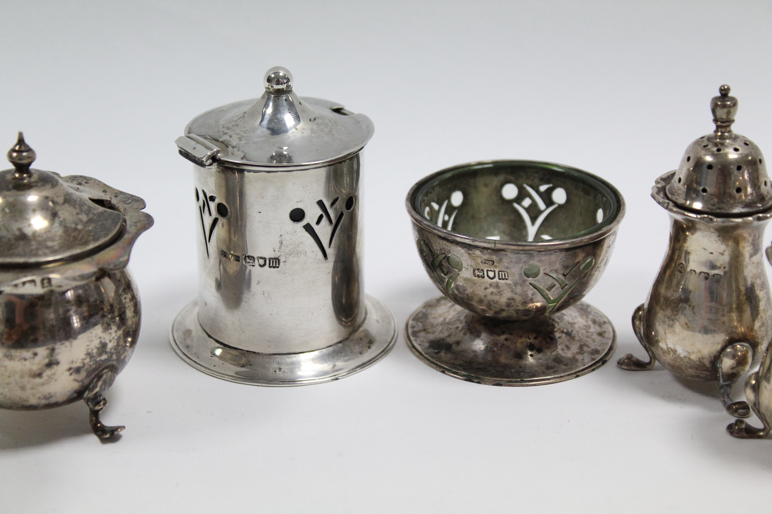 A Guild of Handicrafts pierced cylindrical mustard pot & matching circular salt cellar, each with - Bild 3 aus 3