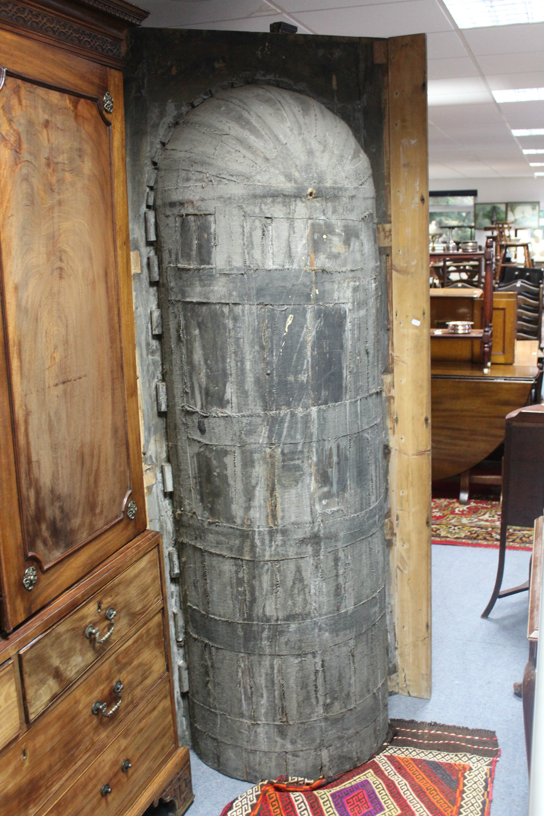 An 18th century pine alcove cabinet, the upper part with barrel-back centred by a shell above - Image 4 of 4