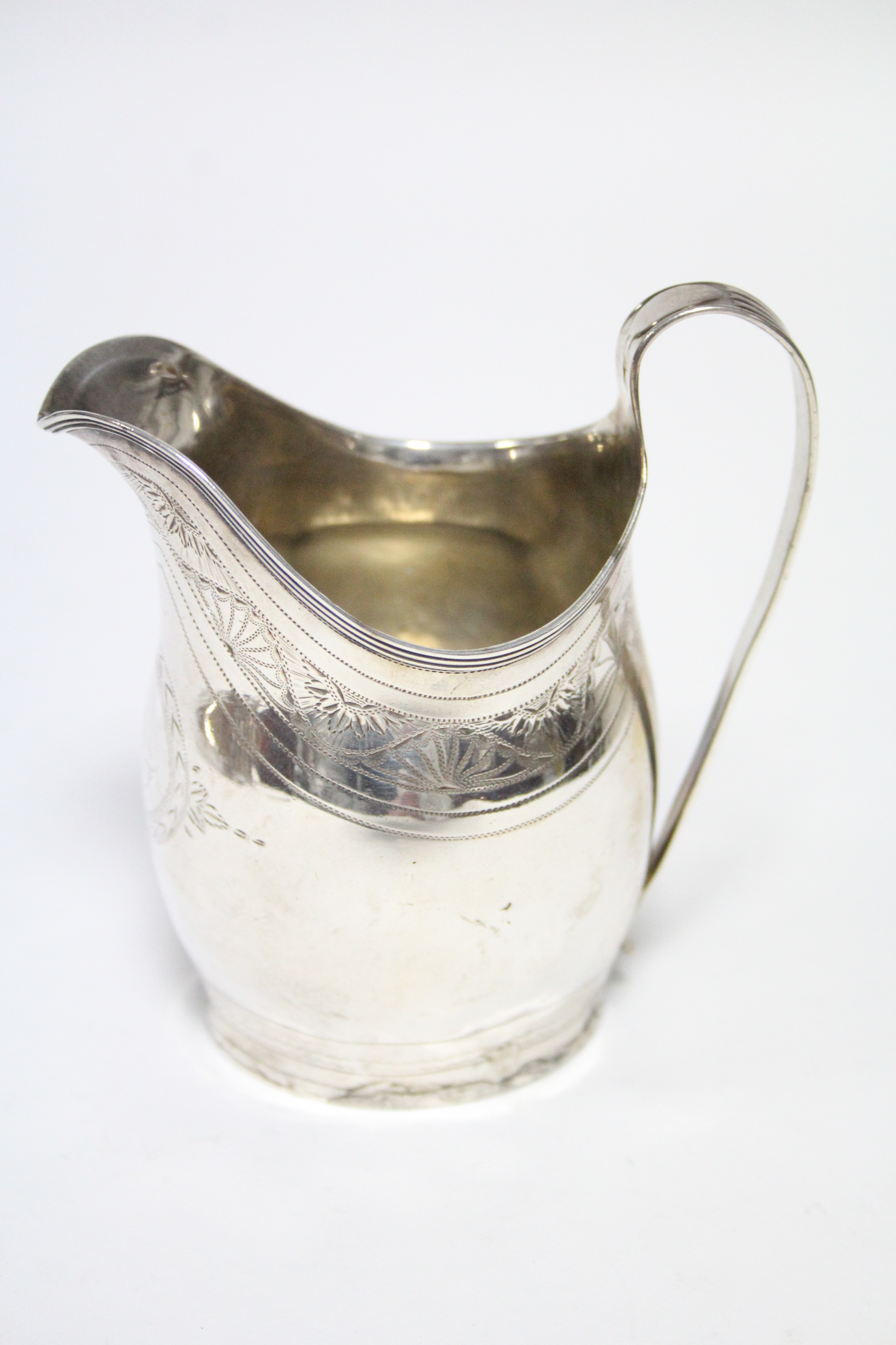 A George III upright ovoid milk jug with engraved decorative bands, reeded rim, & loop handle, 4¼” - Bild 3 aus 3