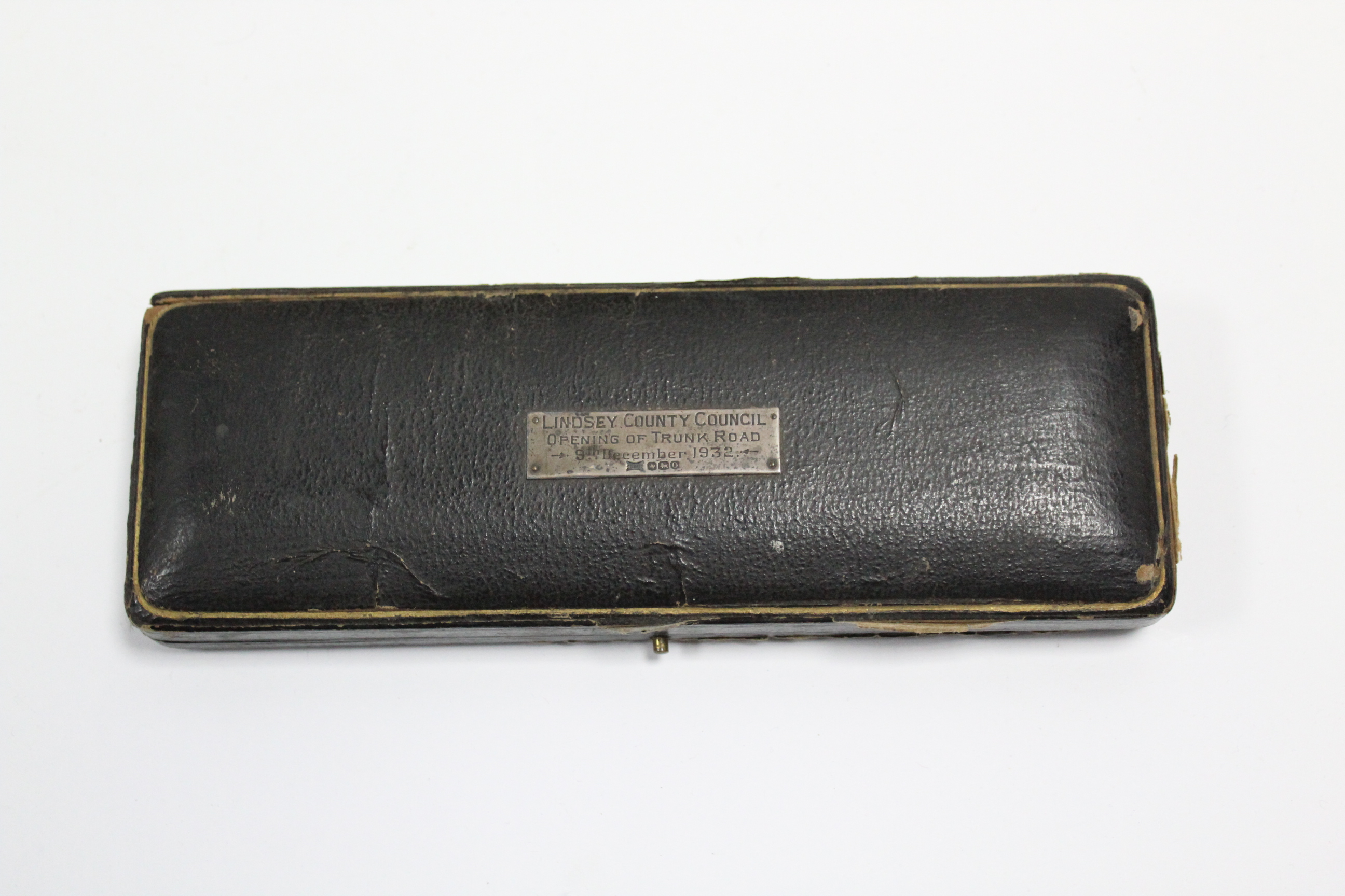 A capstan inkwell with engraved inscription; a silver-mounted large rectangular leather blotter - Bild 7 aus 7