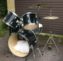 A Stagg drum kit, black finish, comprising: a 22” kick drum, a 12” tom, a 13” tom, a 16” side tom, a - Image 2 of 3