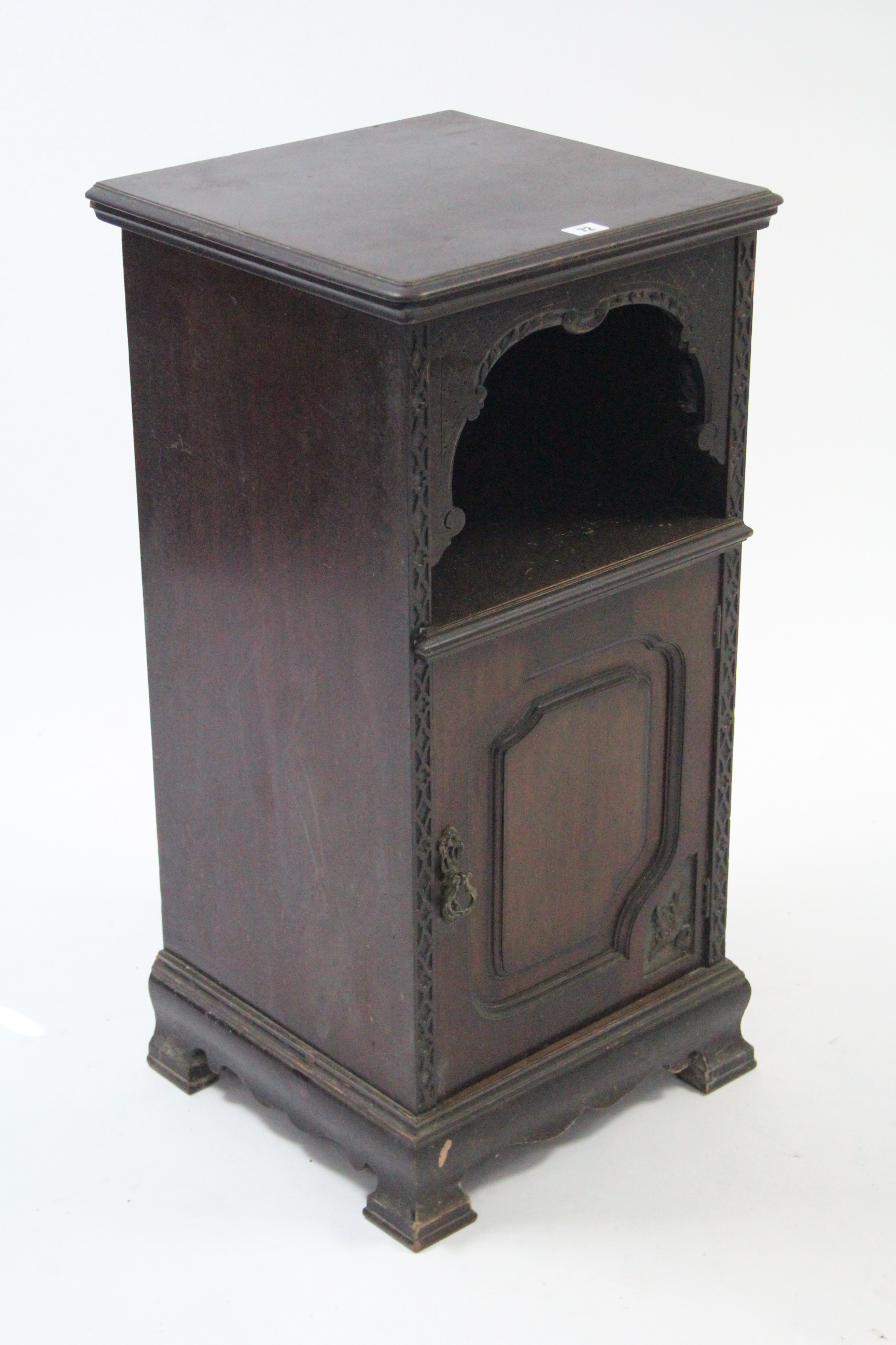 A late Victorian mahogany dressing table (lacking mirror) fitted two frieze drawers, & on ring- - Image 2 of 2