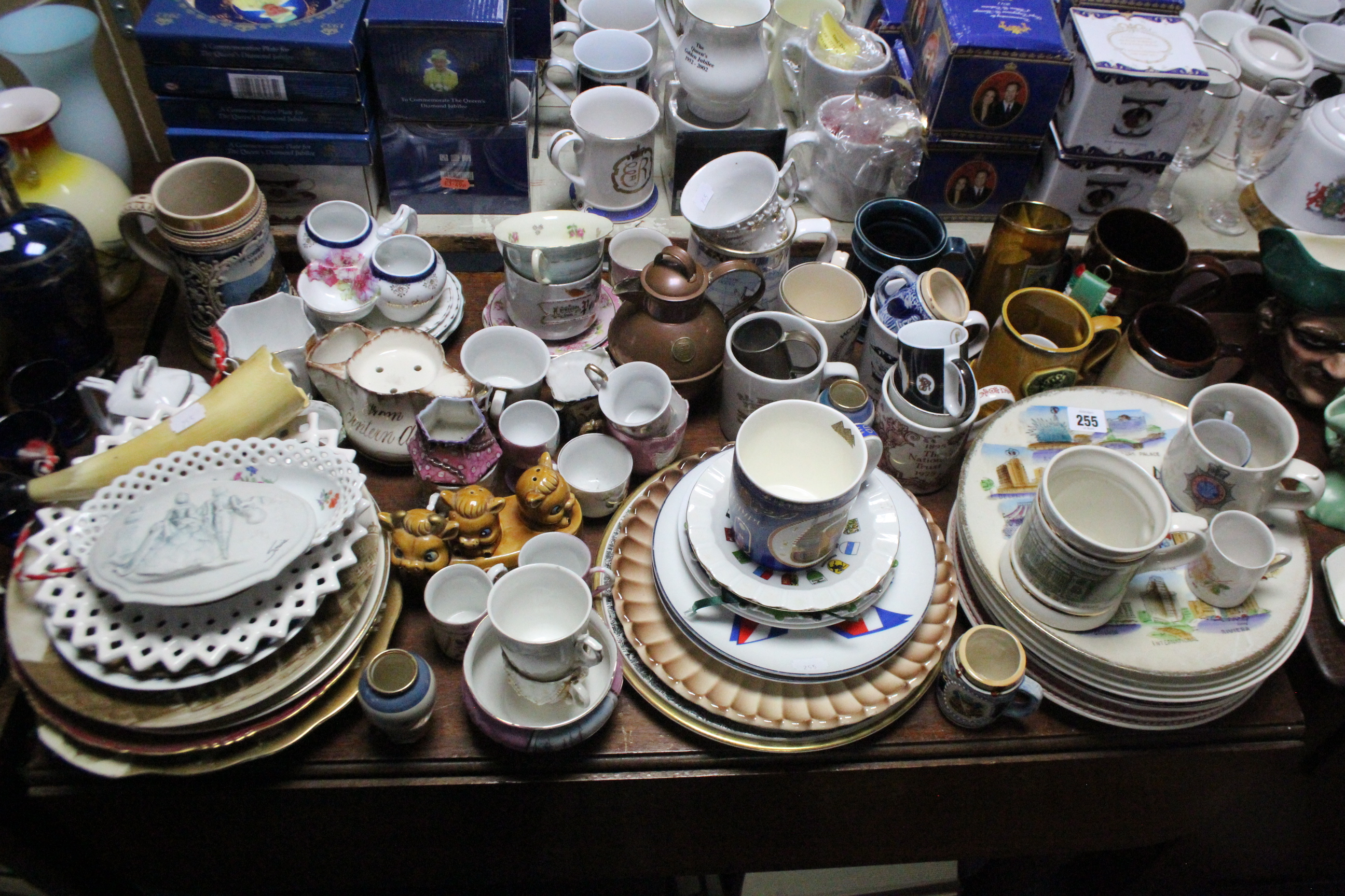 Nine various American souvenir plates; & various other items of souvenir china.