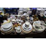 Nine various American souvenir plates; & various other items of souvenir china.