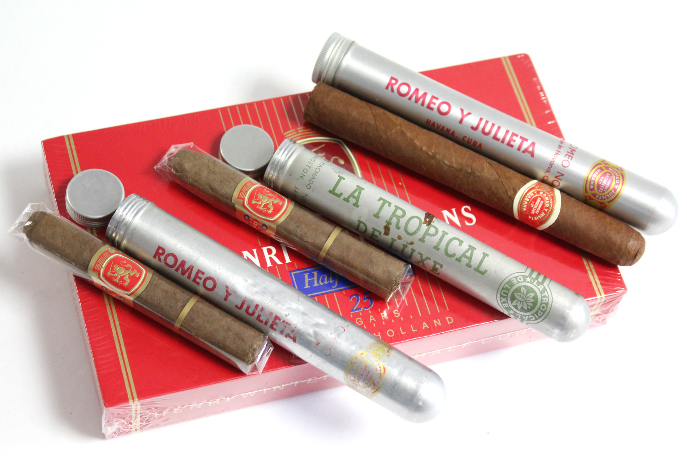 A box of twenty-five Henri Wintermans half corona cigars; & three various other cigars.