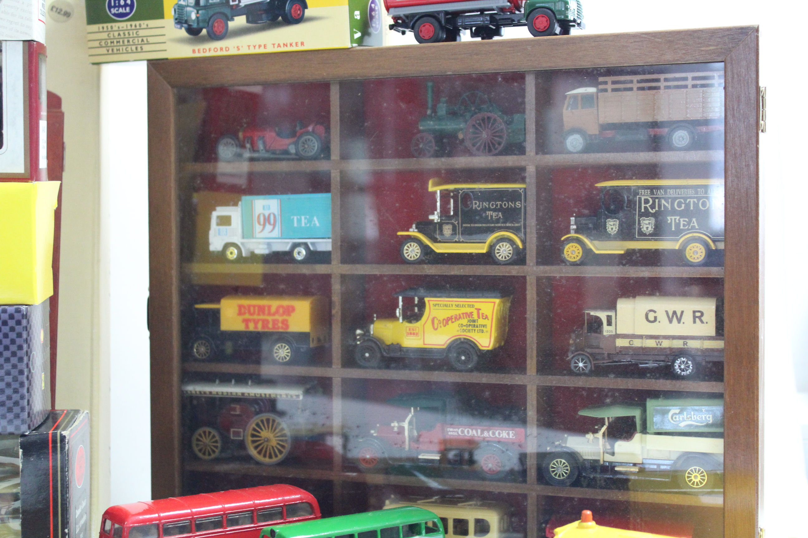 Approximately twenty various scale models, boxed & un-boxed; & a glass-fronted scale model display - Image 3 of 4