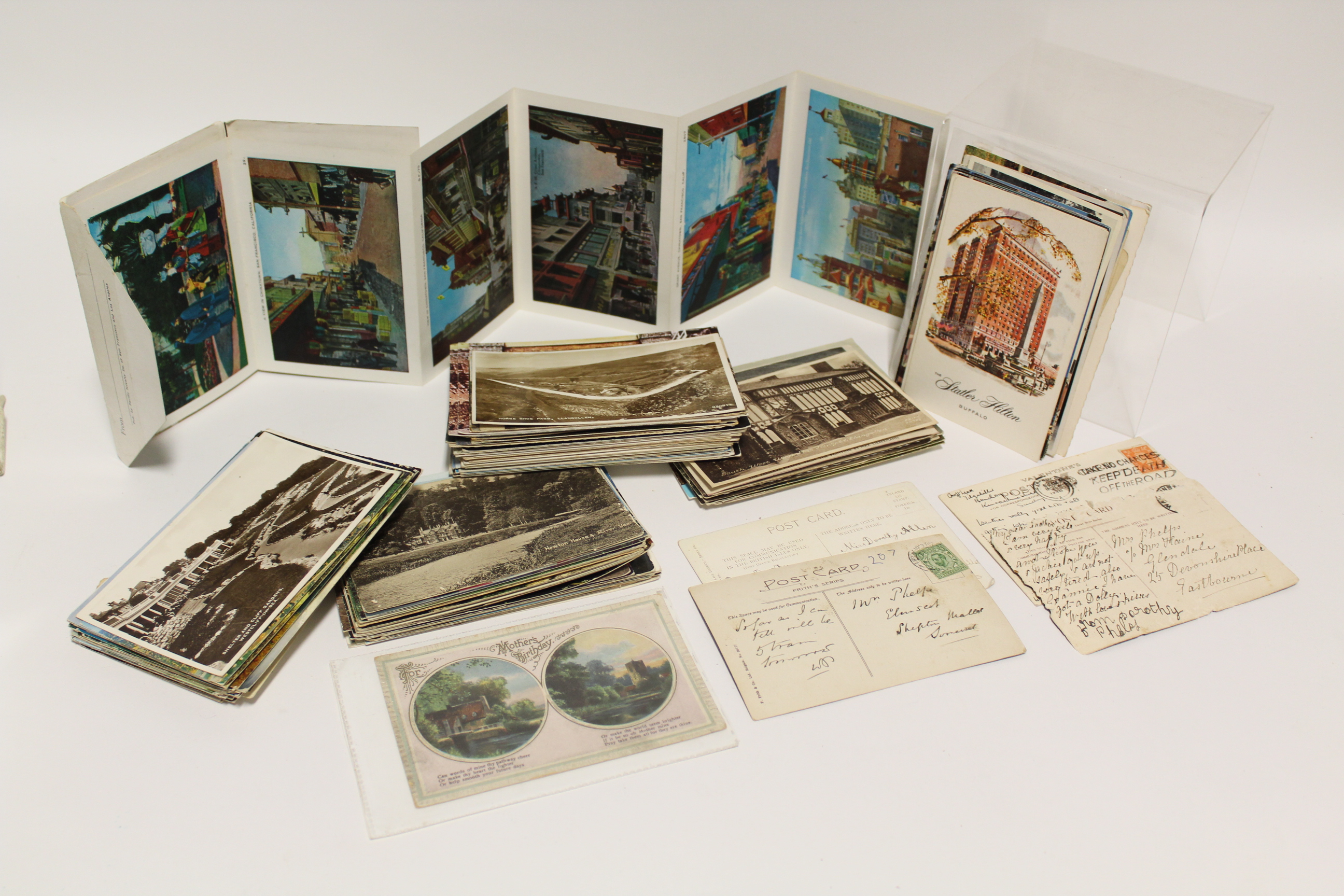 Approximately two hundred loose postcards, early-late 20th century – British & foreign views, etc.