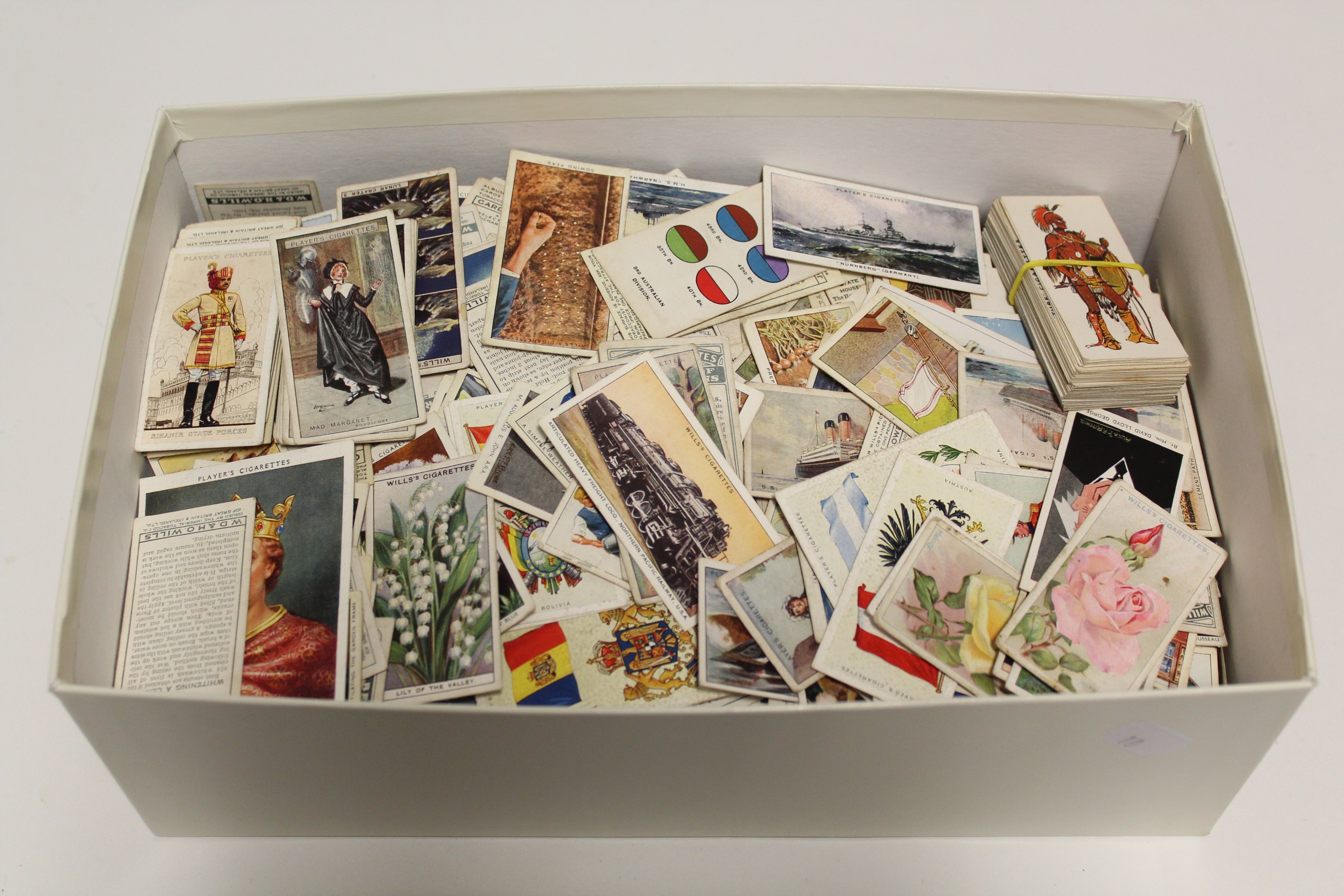 Approximately fifteen hundred various loose cigarette cards by John Player & W. D. & H. O. Wills,