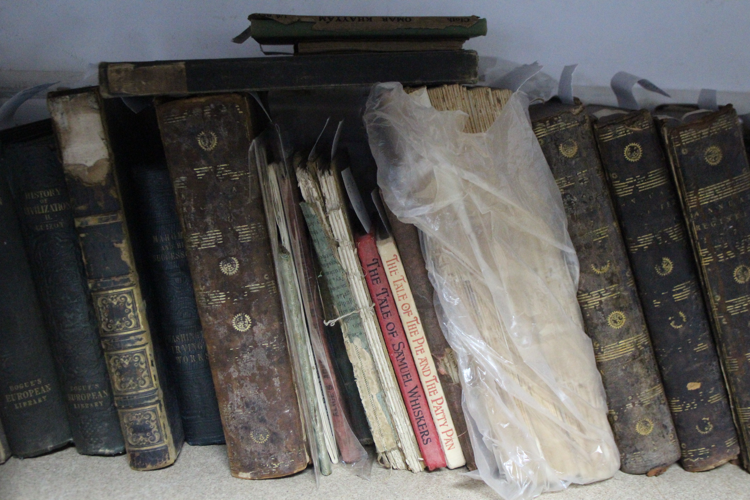 A collection of British & foreign views; various vintage books; & various items of decorative - Image 2 of 5