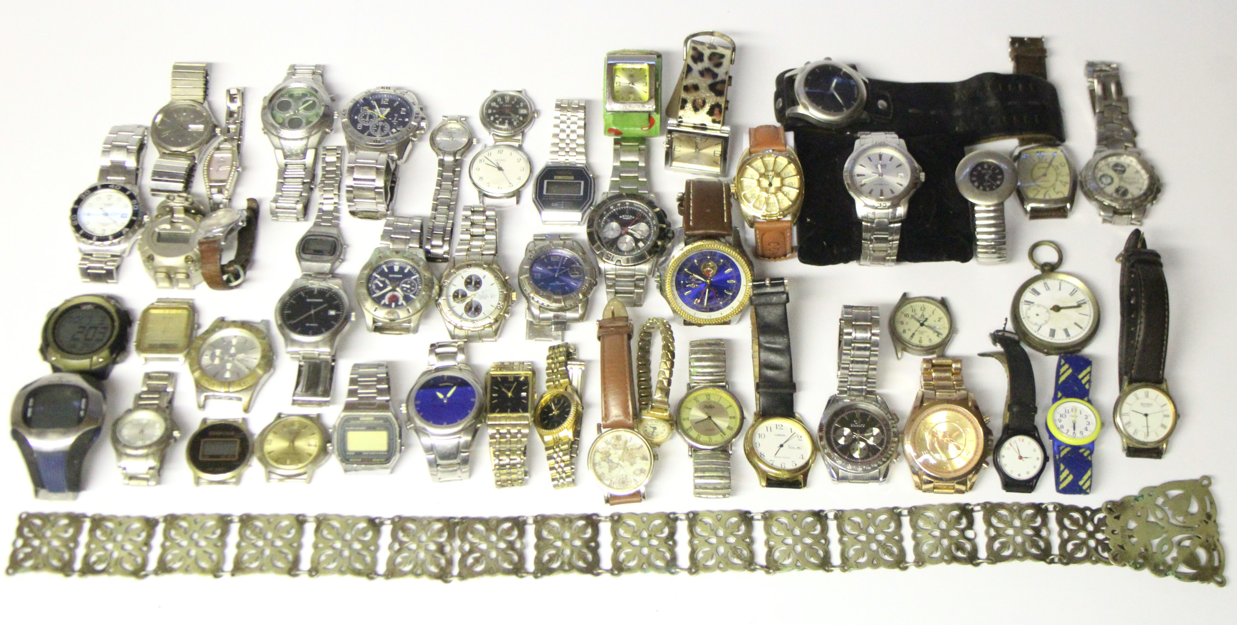 Various ladies’ & gent’s wristwatches; & a quantity of costume jewellery.