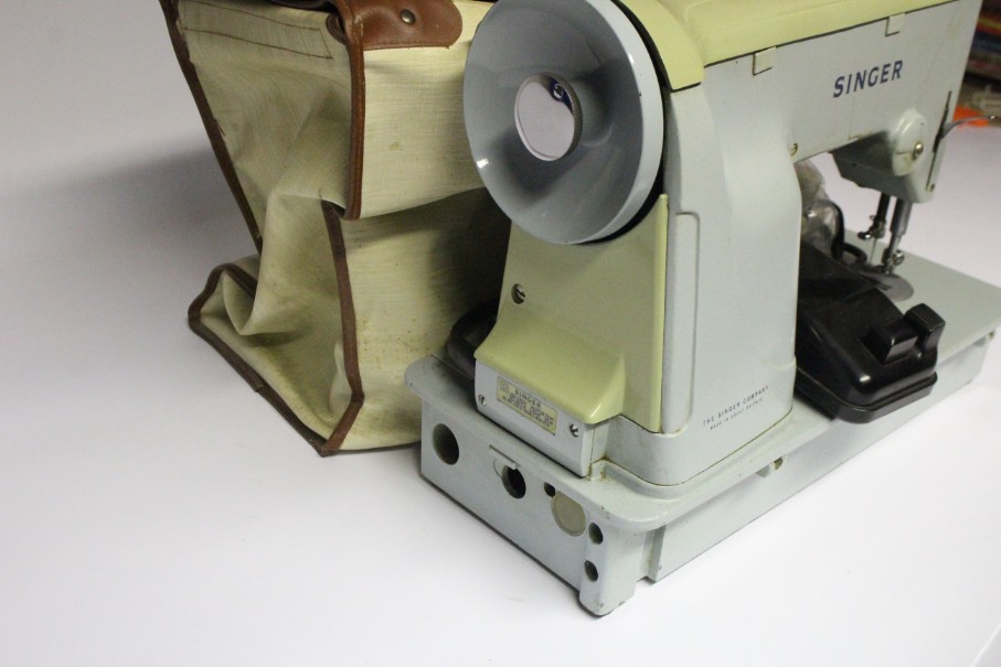 A Singer electric sewing machine, with case, w.o. - Image 2 of 3