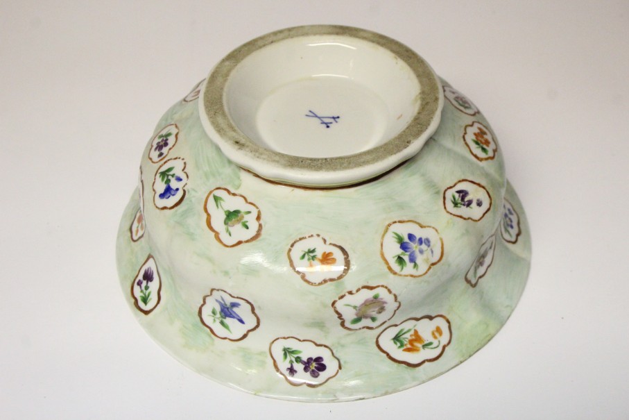 A 19th century Meissen porcelain circular bowl with painted bird design to centre & with floral - Image 6 of 8