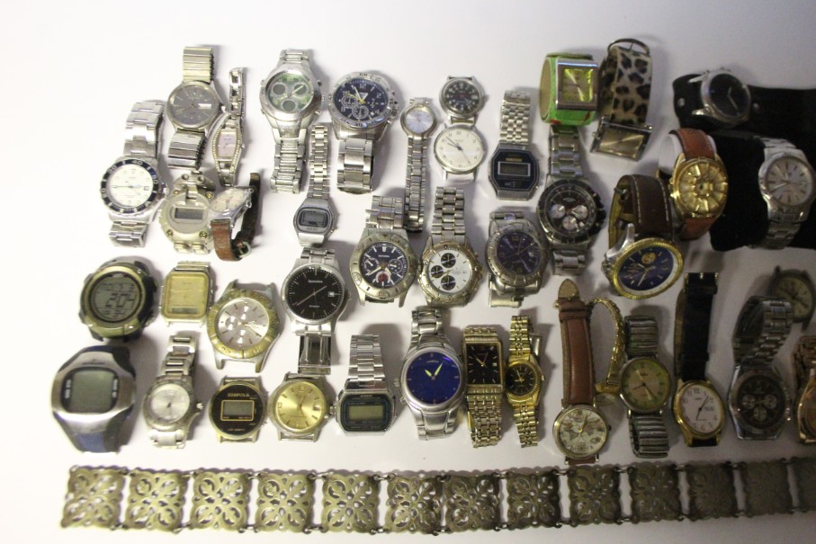 Various ladies’ & gent’s wristwatches; & a quantity of costume jewellery. - Image 4 of 5