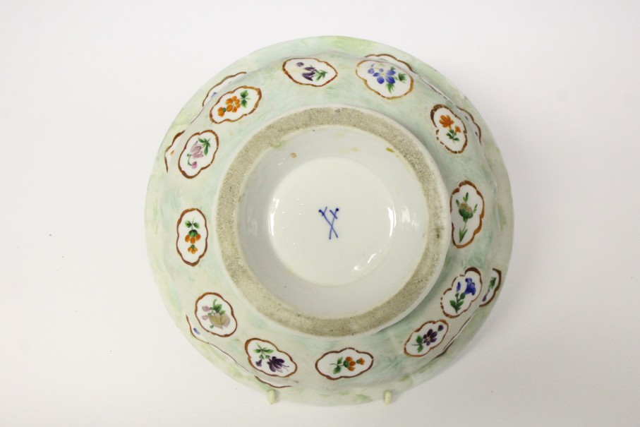 A 19th century Meissen porcelain circular bowl with painted bird design to centre & with floral - Image 8 of 8