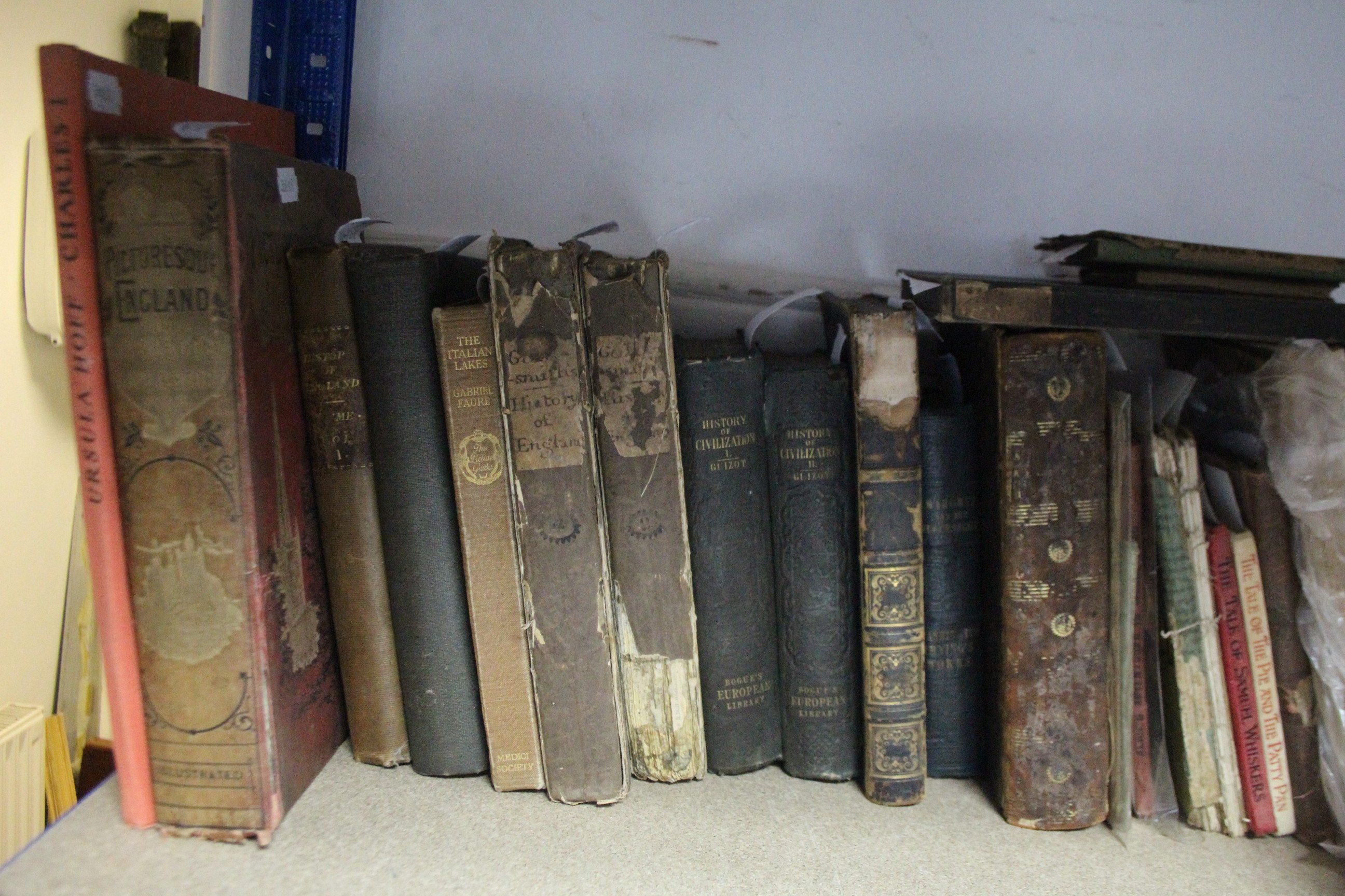 A collection of British & foreign views; various vintage books; & various items of decorative - Image 3 of 5