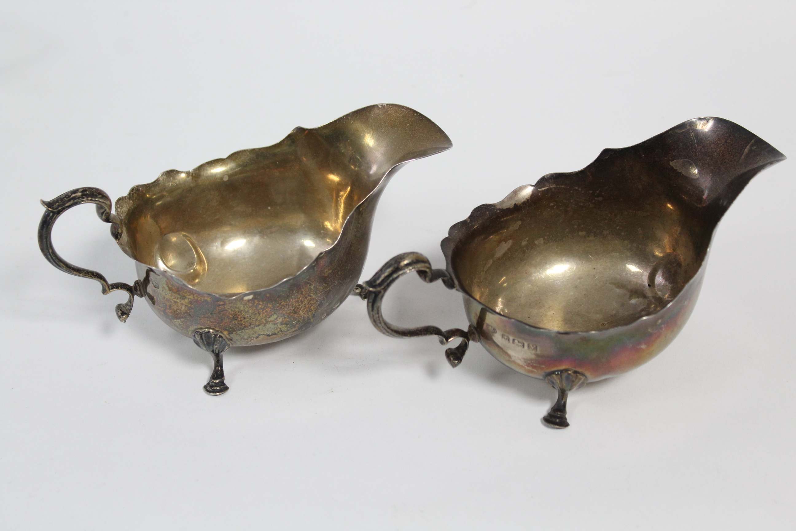 A pair of 18th century style silver oval sauce boats, each with cut-card rim, scroll handle & on - Image 2 of 6