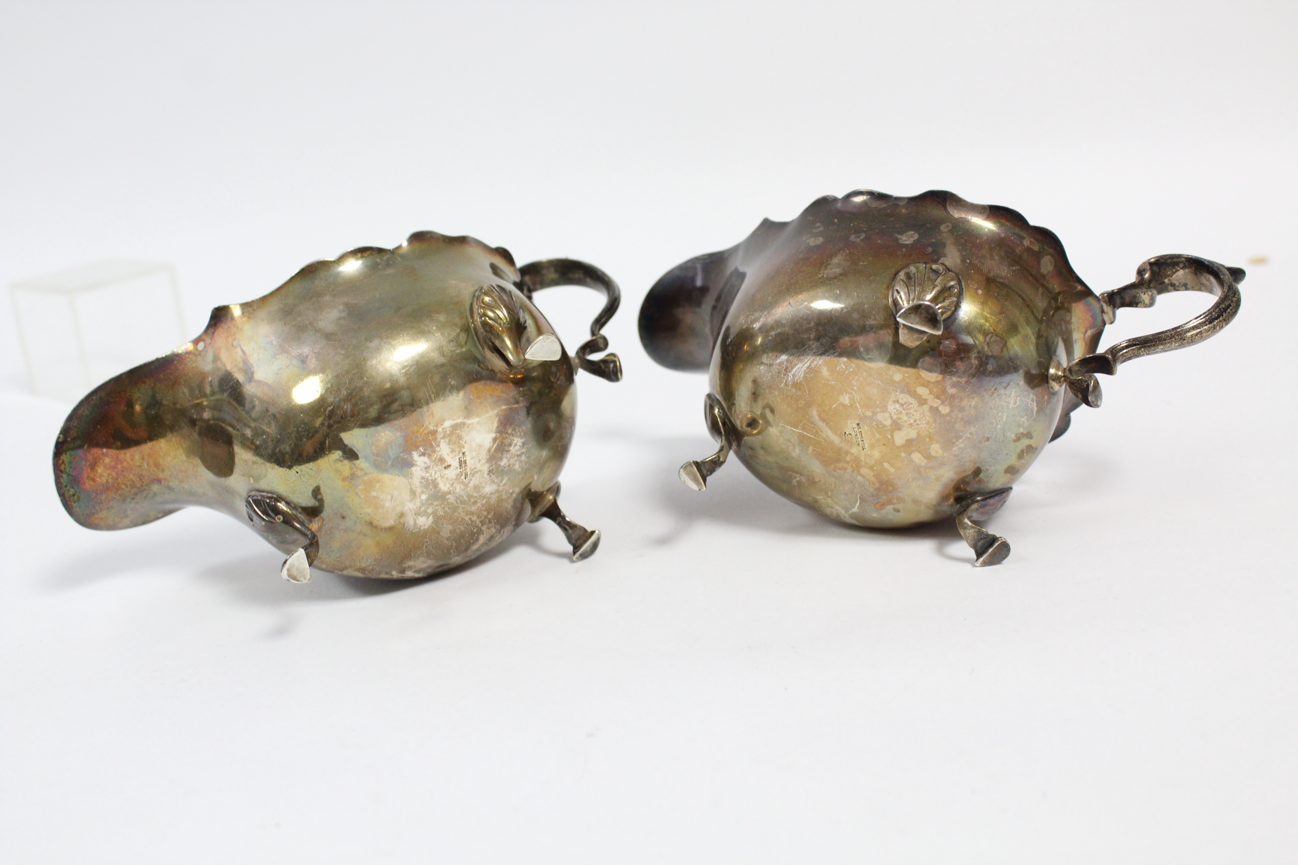 A pair of 18th century style silver oval sauce boats, each with cut-card rim, scroll handle & on - Image 4 of 6